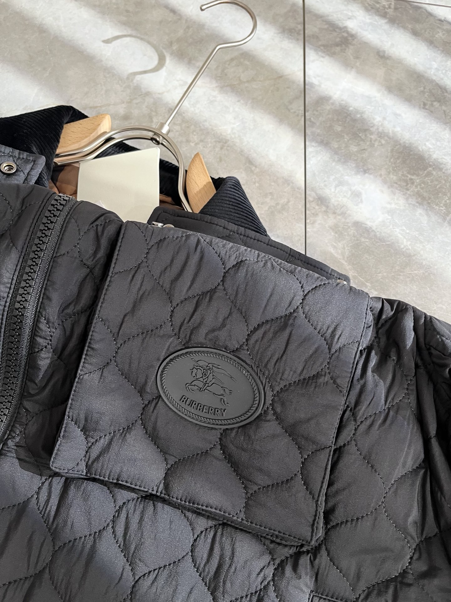 BURBER*Y巴*莉2025秋冬新品棉服夹克外套重磅来袭，最近比较火热聚酯纤维面料制作而成，高端户外运
