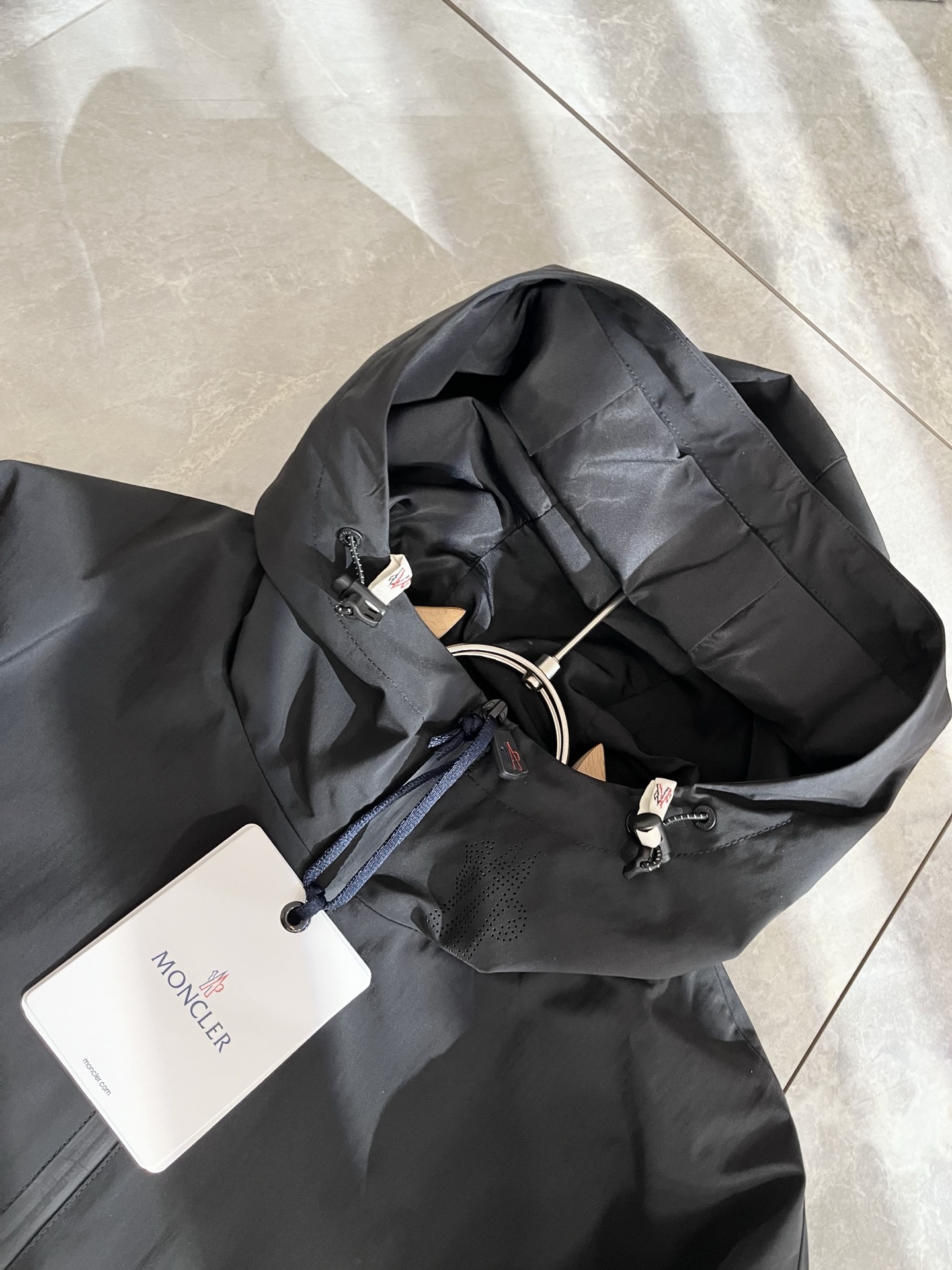 Monc*ler蒙*口2025秋冬经典夹克外套，都市时尚休闲款！面料超软面料帅酷爆款夹克外套。时尚都市百