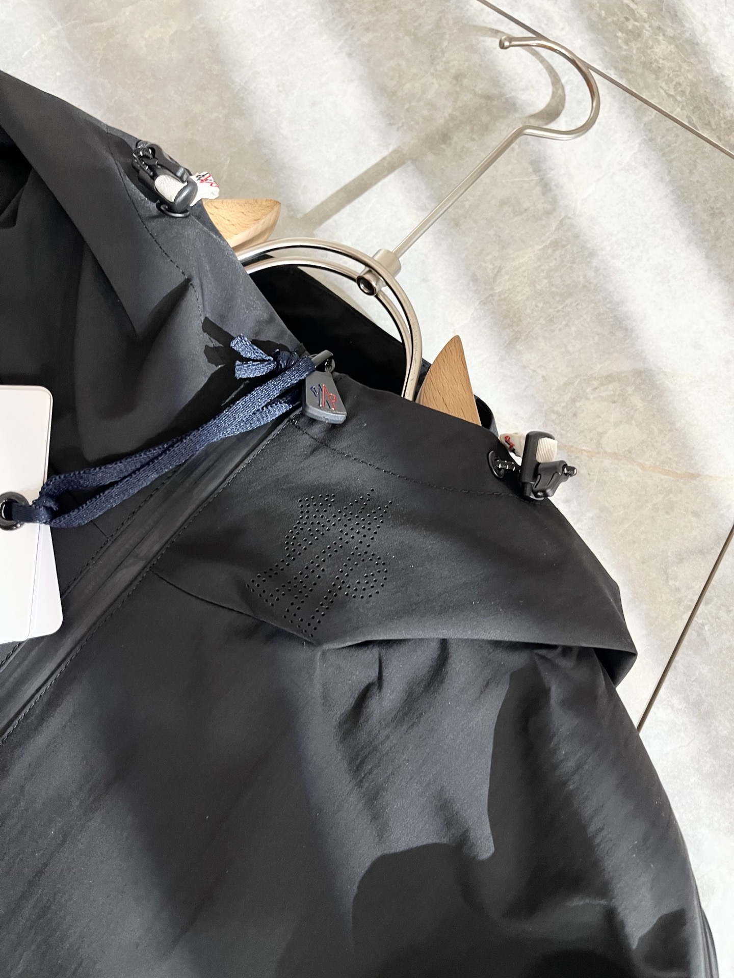 Monc*ler蒙*口2025秋冬经典夹克外套，都市时尚休闲款！面料超软面料帅酷爆款夹克外套。时尚都市百