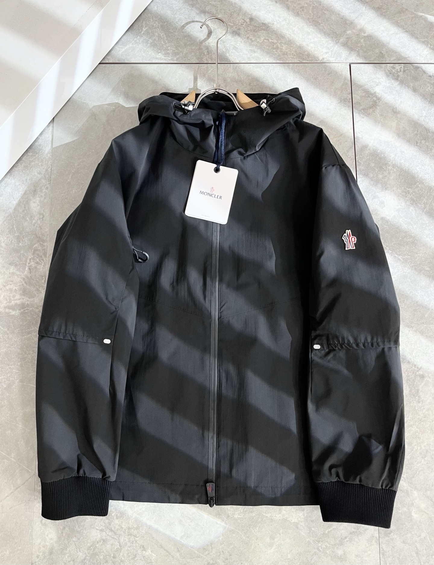Monc*ler蒙*口2025秋冬经典夹克外套，都市时尚休闲款！面料超软面料帅酷爆款夹克外套。时尚都市百
