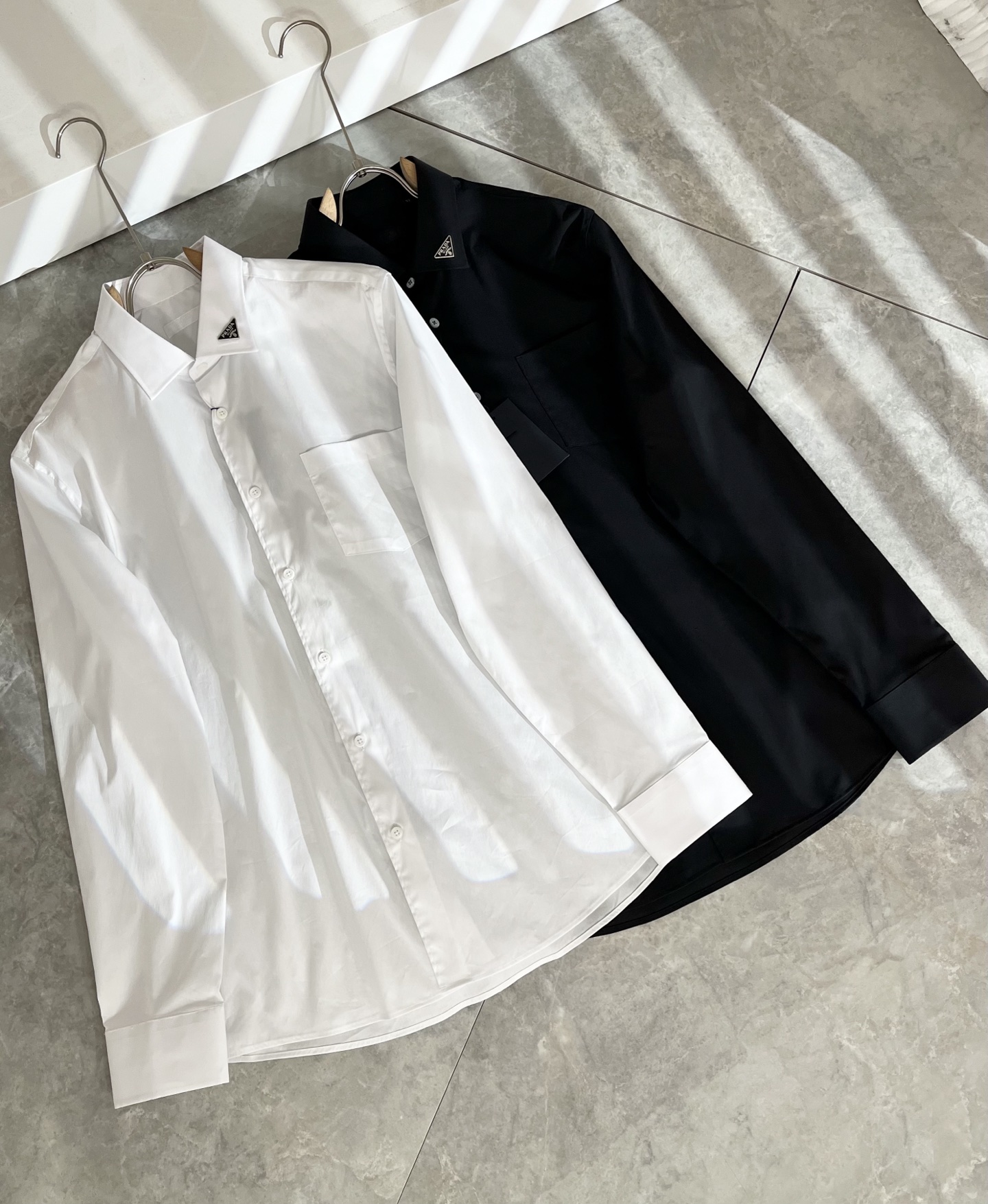 PRAD*A普*达2025早秋新款休闲男士衬衣，最新时尚休闲领口logo五金修饰！贸易公司渠道稀出，同步