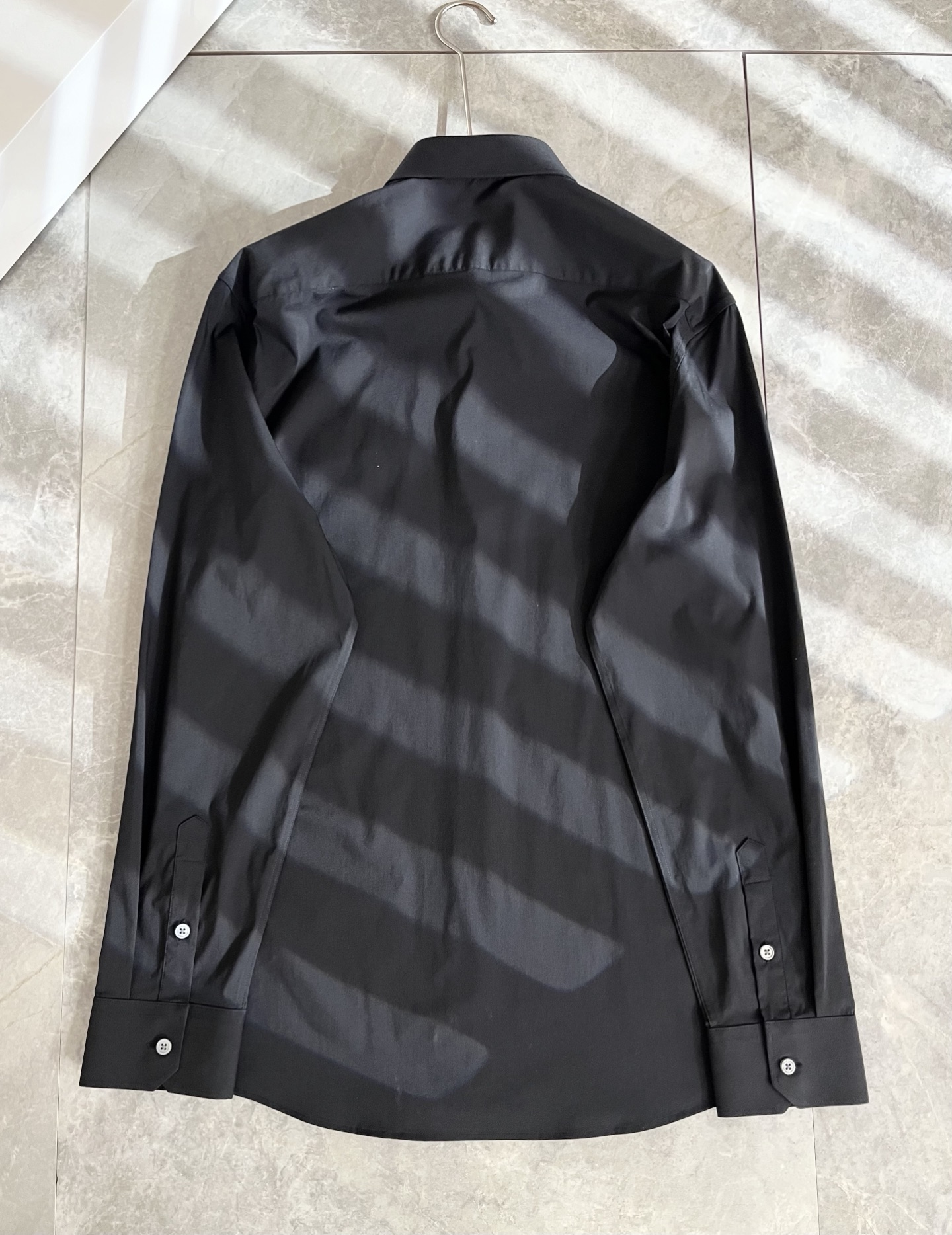 PRAD*A普*达2025早秋新款休闲男士衬衣，最新时尚休闲领口logo五金修饰！贸易公司渠道稀出，同步