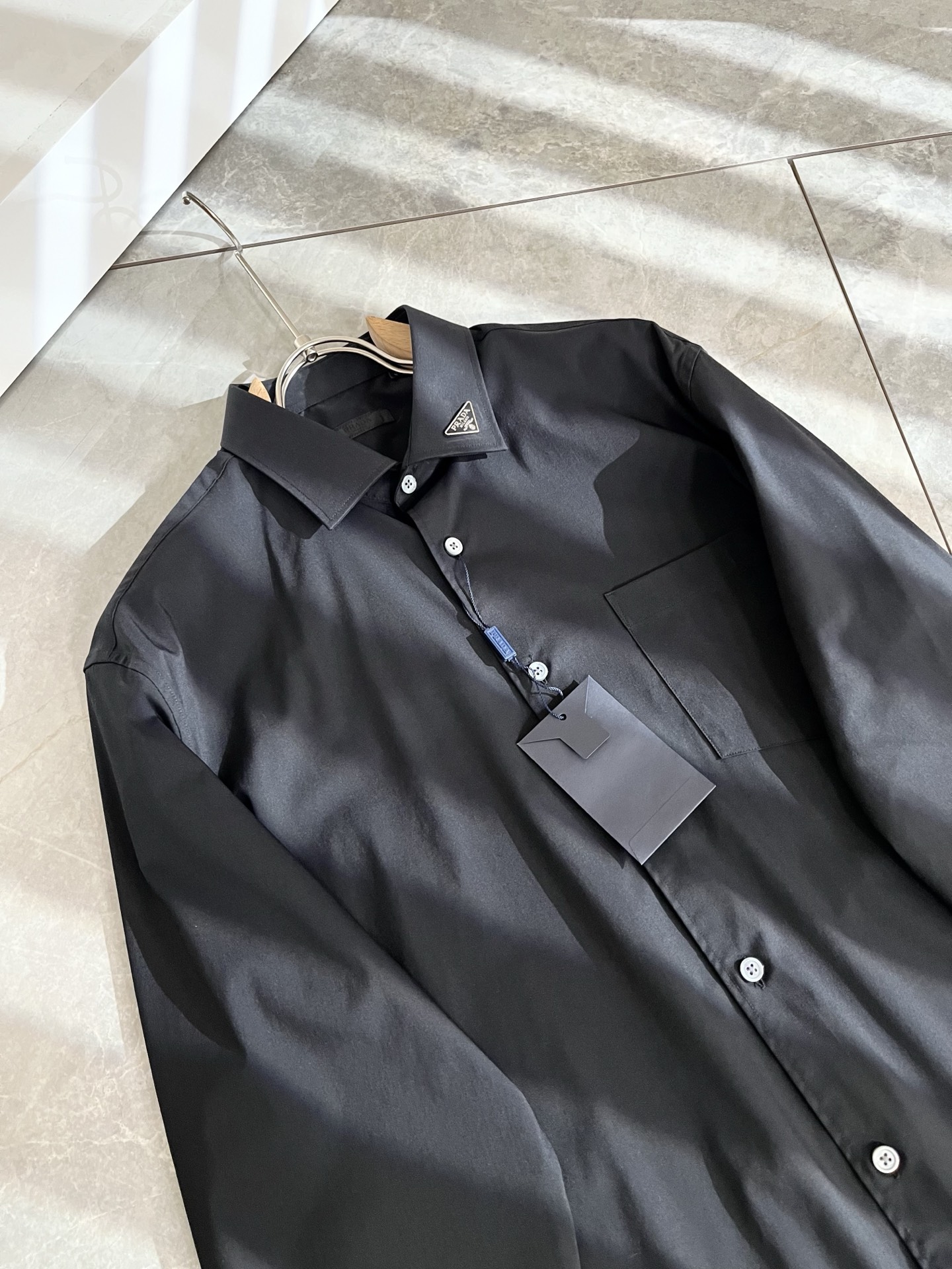 PRAD*A普*达2025早秋新款休闲男士衬衣，最新时尚休闲领口logo五金修饰！贸易公司渠道稀出，同步