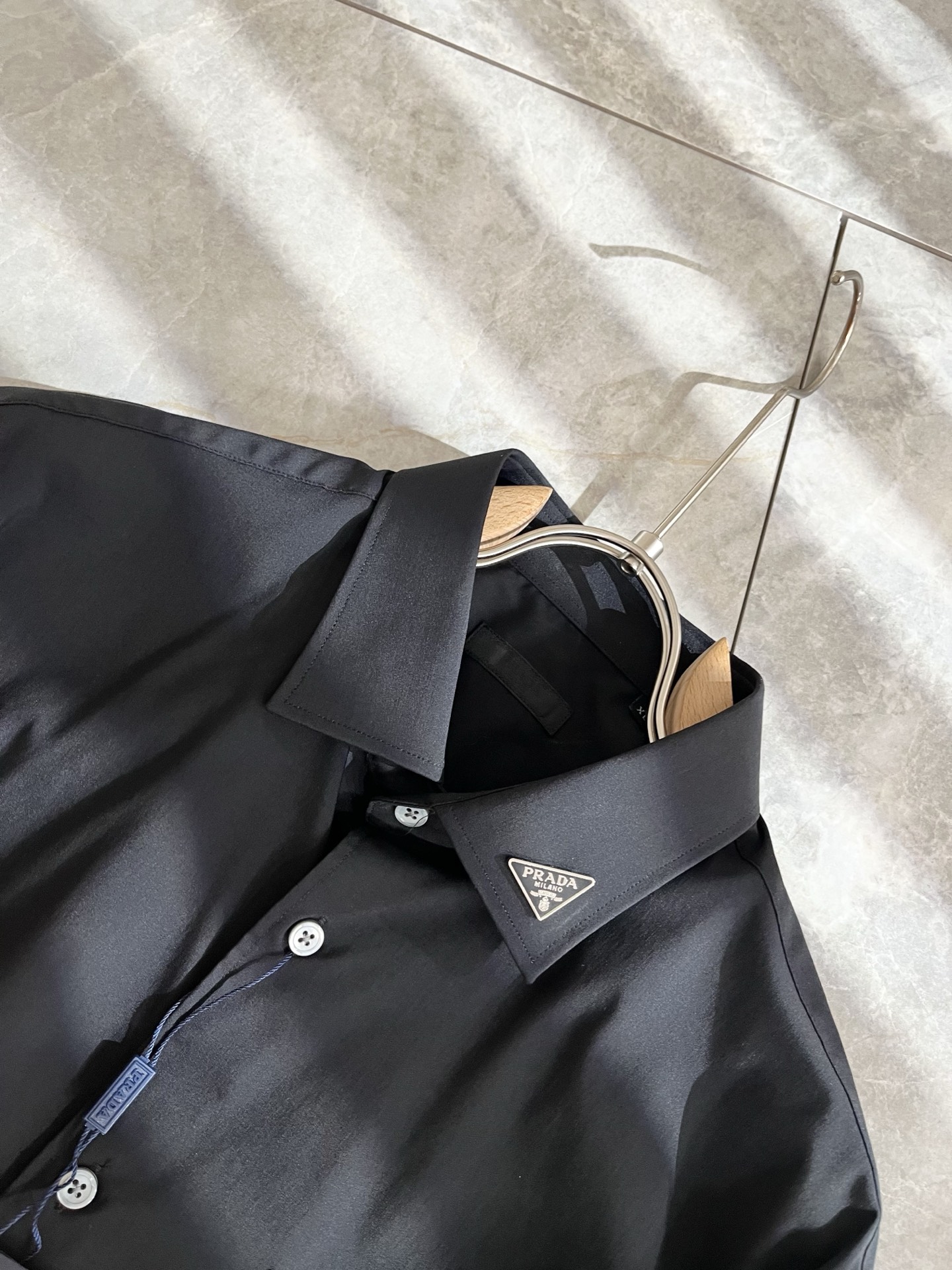PRAD*A普*达2025早秋新款休闲男士衬衣，最新时尚休闲领口logo五金修饰！贸易公司渠道稀出，同步
