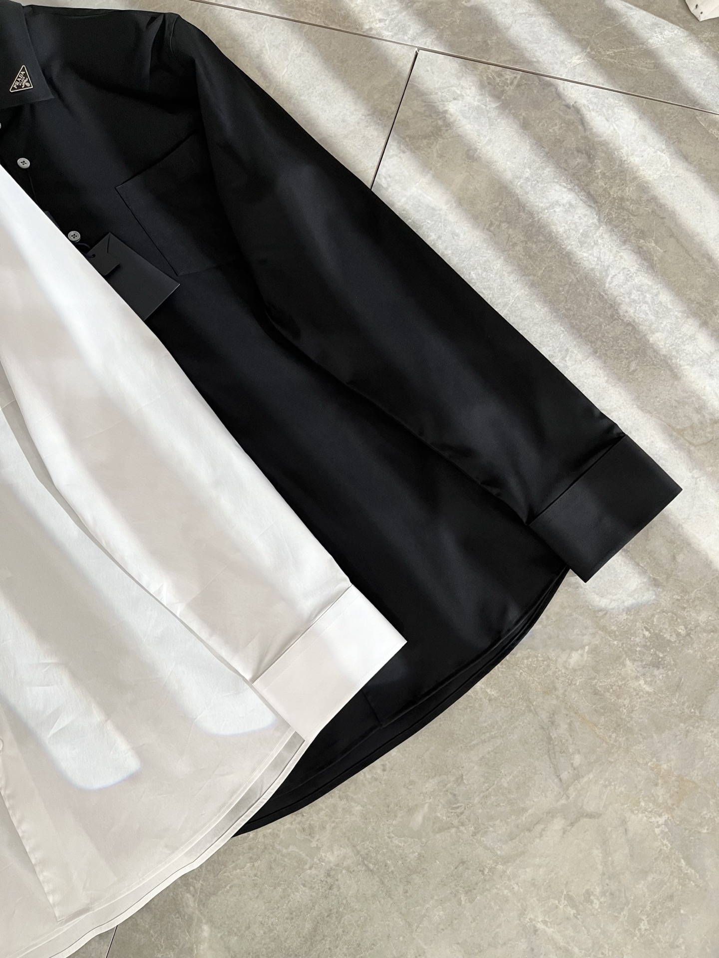 PRAD*A普*达2025早秋新款休闲男士衬衣，最新时尚休闲领口logo五金修饰！贸易公司渠道稀出，同步