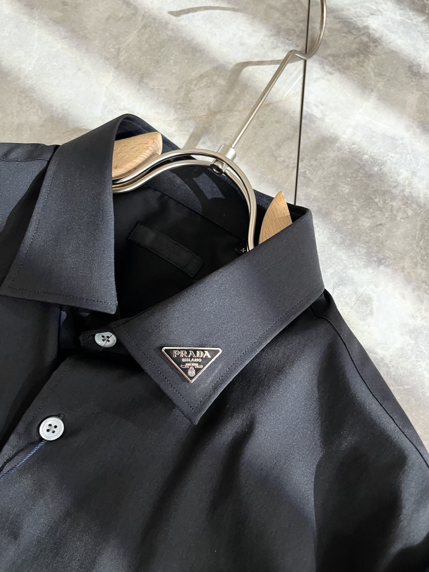 PRAD*A普*达2025早秋新款休闲男士衬衣，最新时尚休闲领口logo五金修饰！贸易公司渠道稀出，同步
