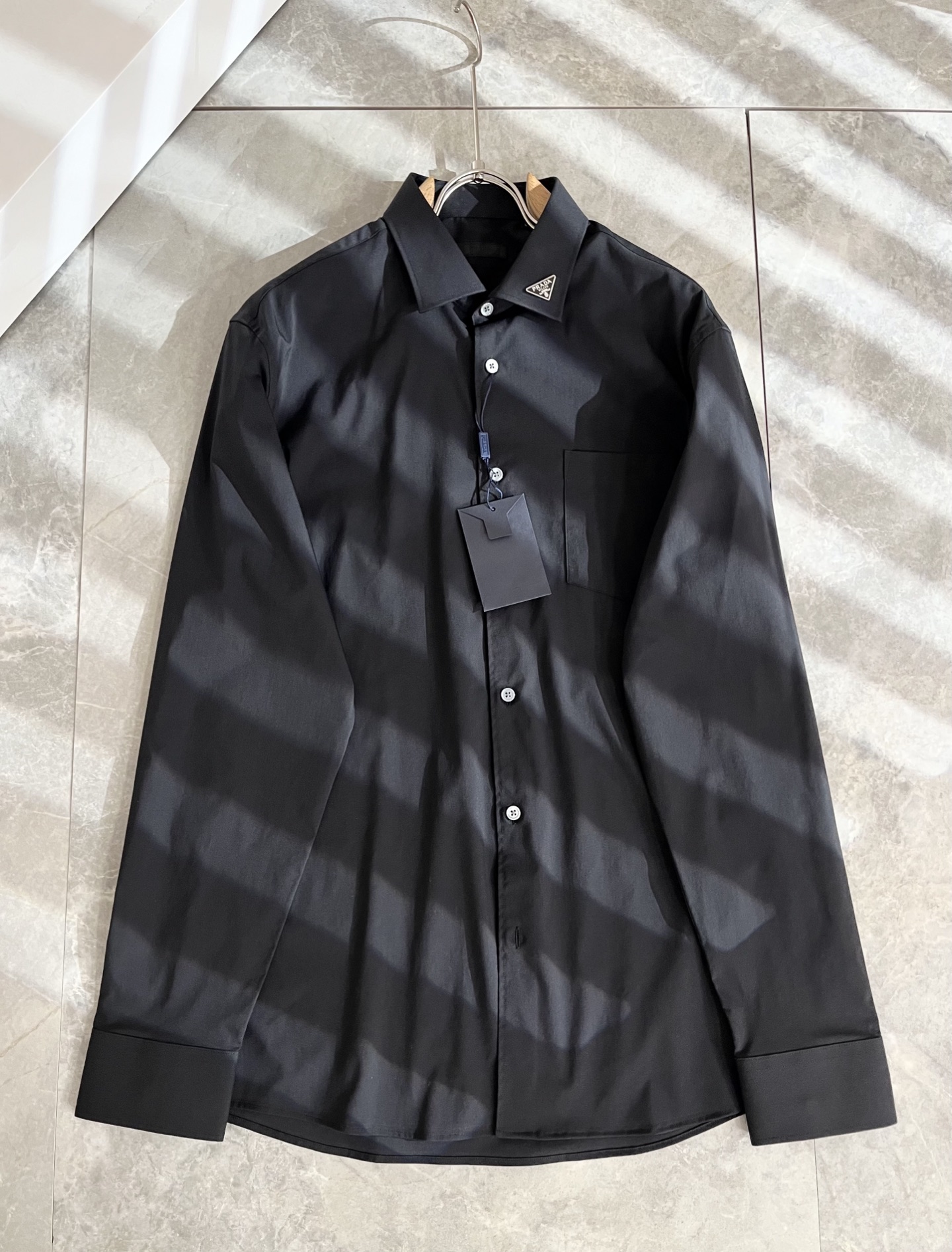 PRAD*A普*达2025早秋新款休闲男士衬衣，最新时尚休闲领口logo五金修饰！贸易公司渠道稀出，同步