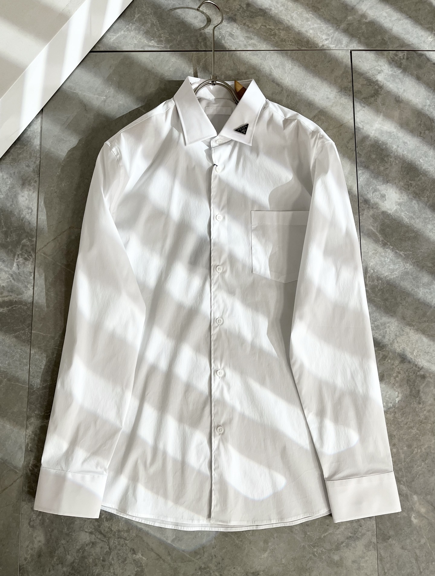 PRAD*A普*达2025早秋新款休闲男士衬衣，最新时尚休闲领口logo五金修饰！贸易公司渠道稀出，同步