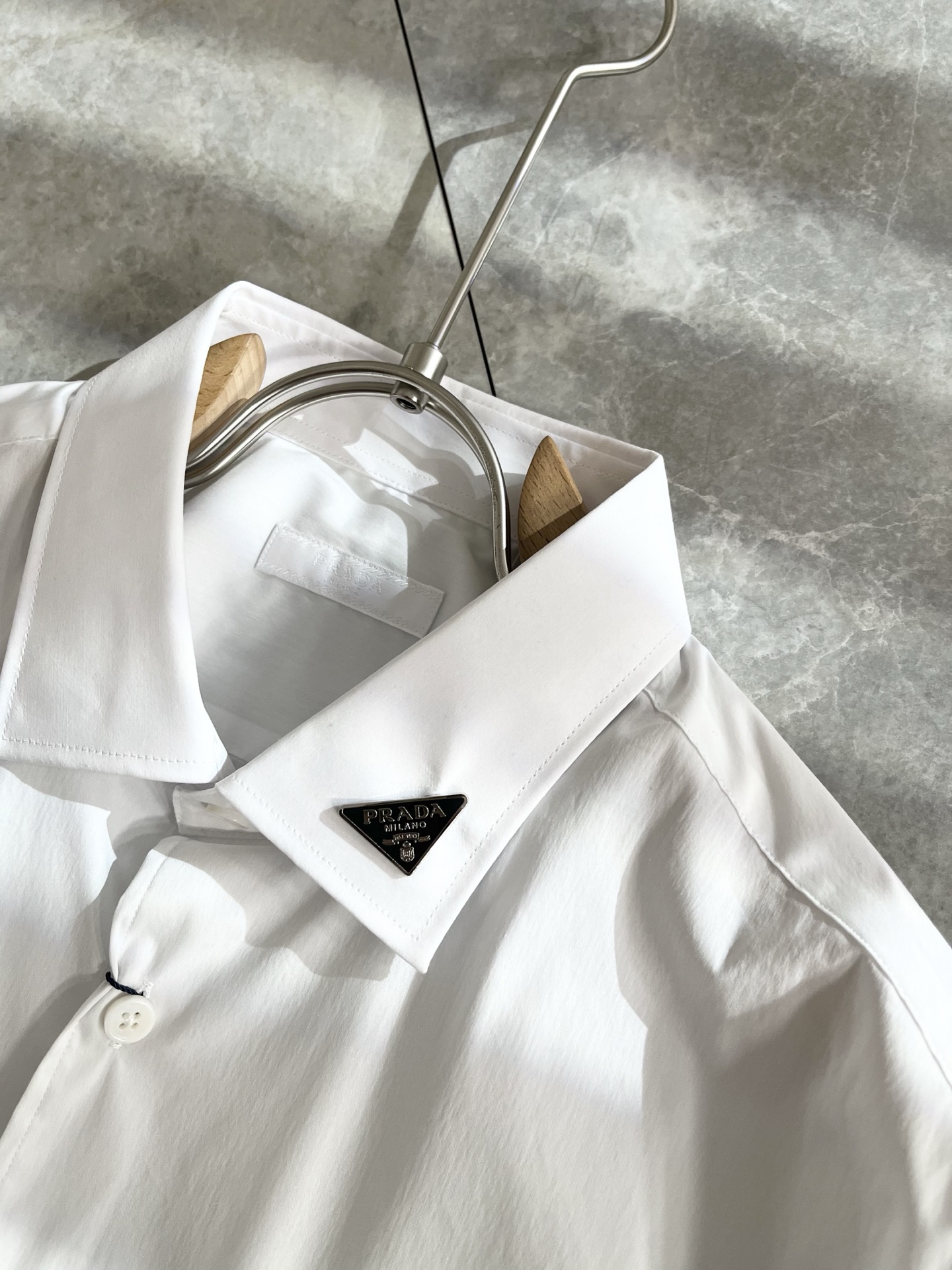 PRAD*A普*达2025早秋新款休闲男士衬衣，最新时尚休闲领口logo五金修饰！贸易公司渠道稀出，同步