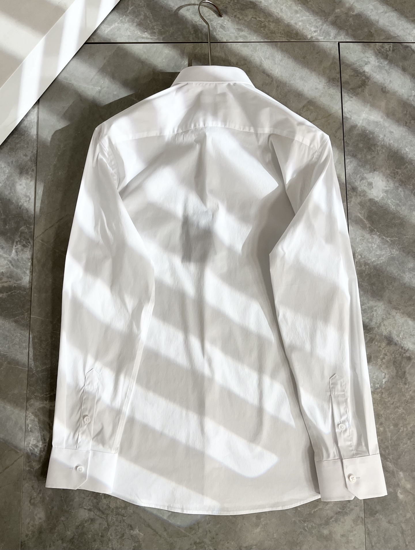 PRAD*A普*达2025早秋新款休闲男士衬衣，最新时尚休闲领口logo五金修饰！贸易公司渠道稀出，同步