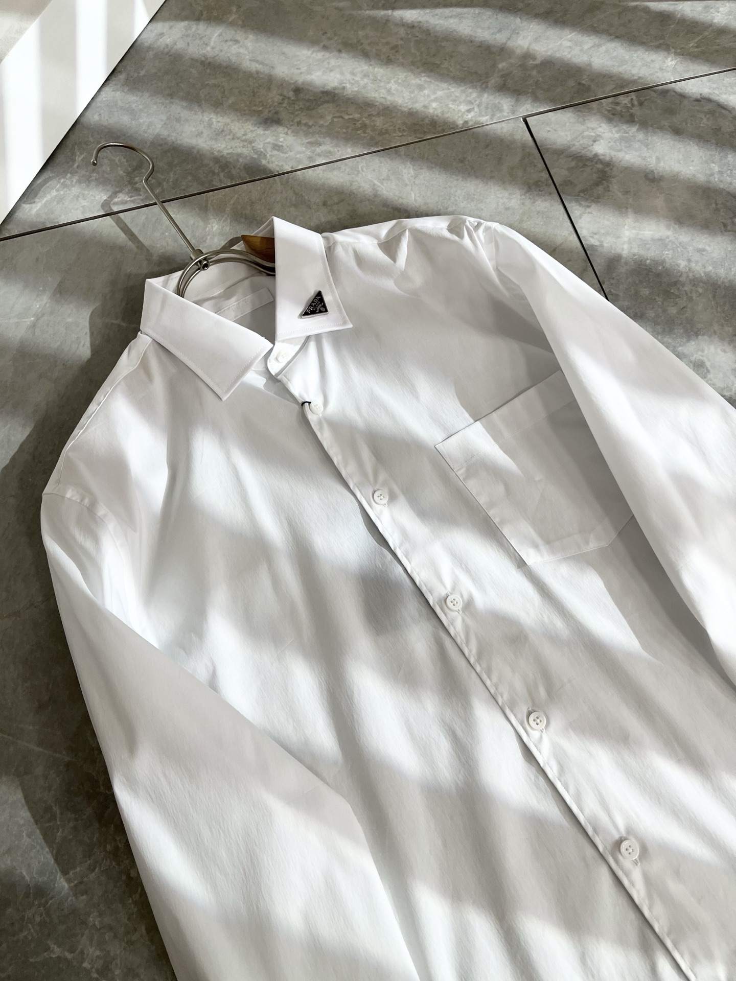 PRAD*A普*达2025早秋新款休闲男士衬衣，最新时尚休闲领口logo五金修饰！贸易公司渠道稀出，同步