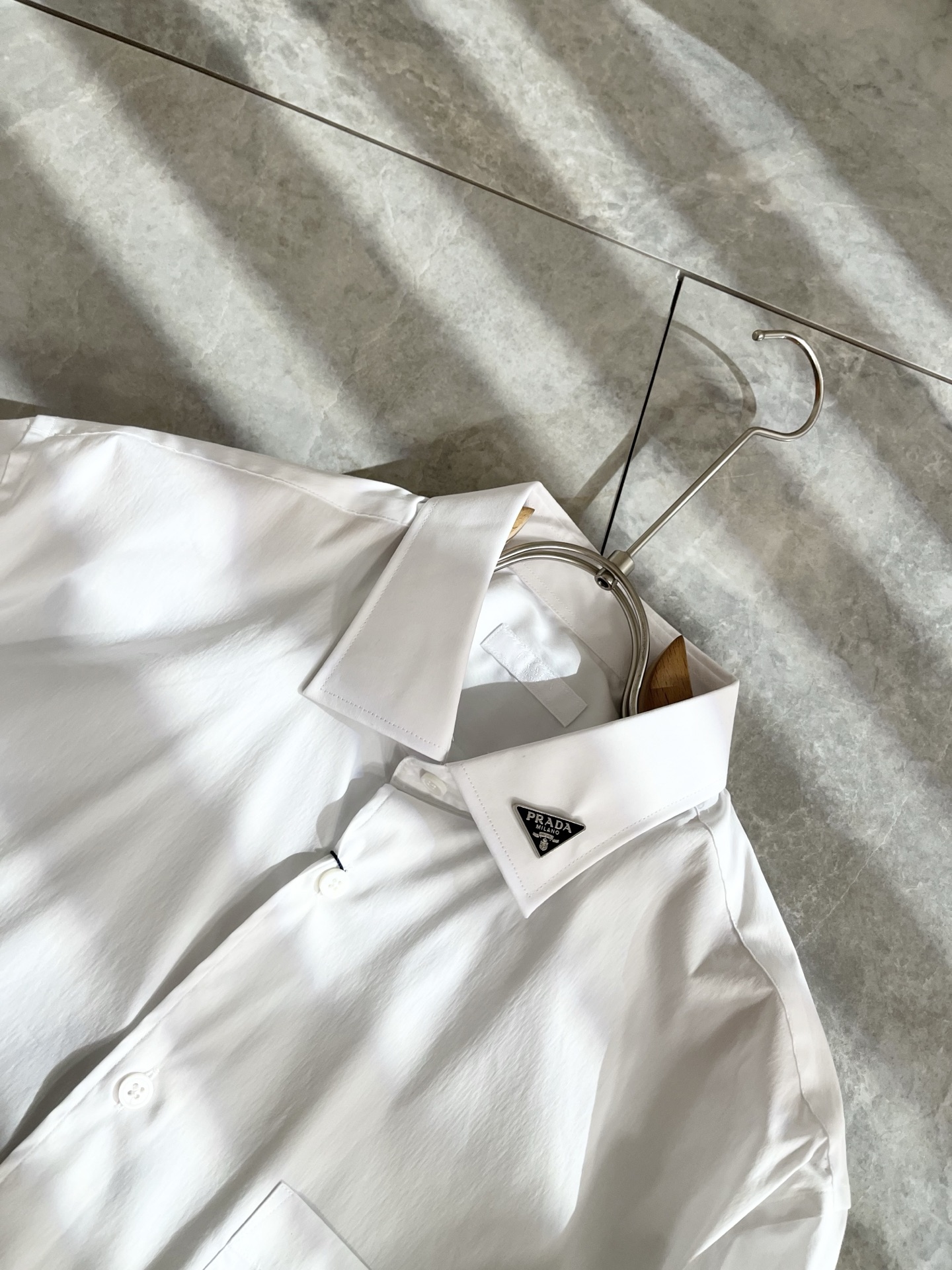 PRAD*A普*达2025早秋新款休闲男士衬衣，最新时尚休闲领口logo五金修饰！贸易公司渠道稀出，同步