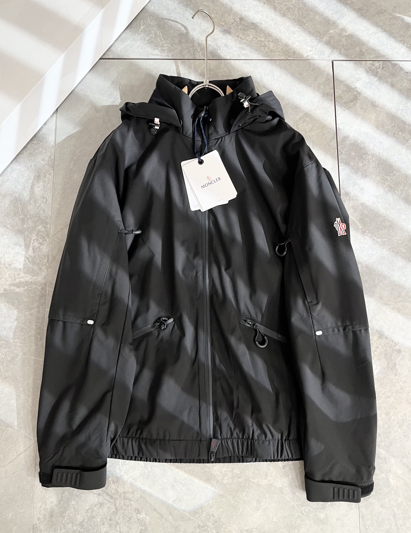 Monc*ler蒙*口2025秋冬经典夹克外套，都市时尚休闲款！面料超软面料帅酷爆款夹克外套。时尚都市百