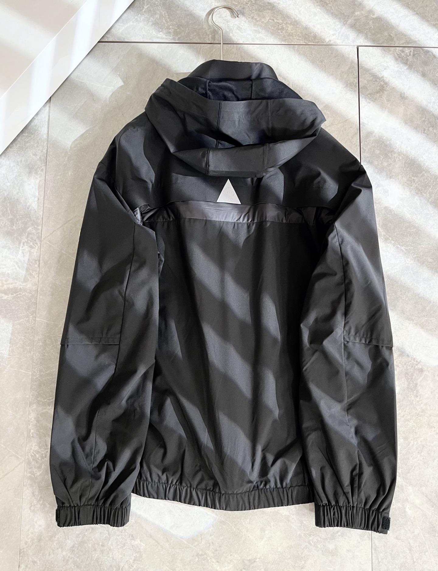 Monc*ler蒙*口2025秋冬经典夹克外套，都市时尚休闲款！面料超软面料帅酷爆款夹克外套。时尚都市百