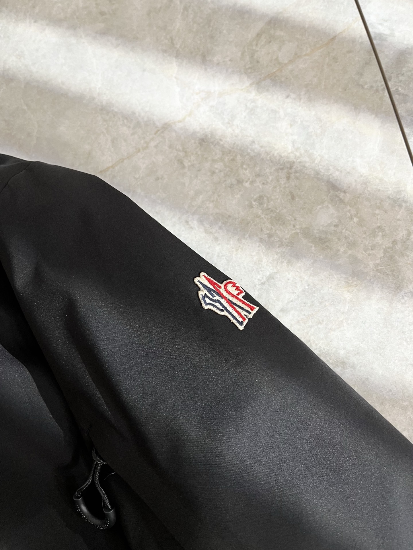 Monc*ler蒙*口2025秋冬经典夹克外套，都市时尚休闲款！面料超软面料帅酷爆款夹克外套。时尚都市百