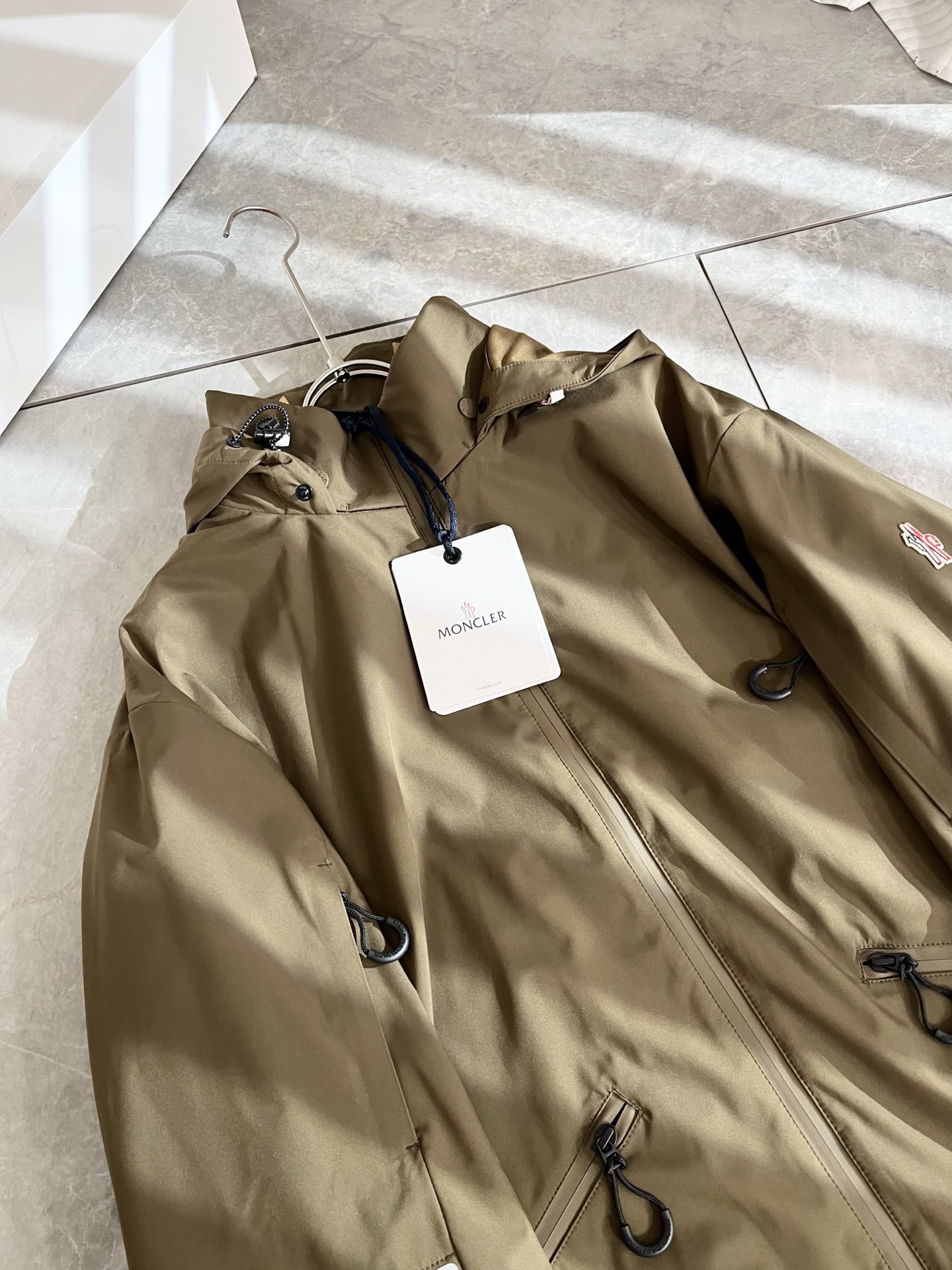 Monc*ler蒙*口2025秋冬经典夹克外套，都市时尚休闲款！面料超软面料帅酷爆款夹克外套。时尚都市百