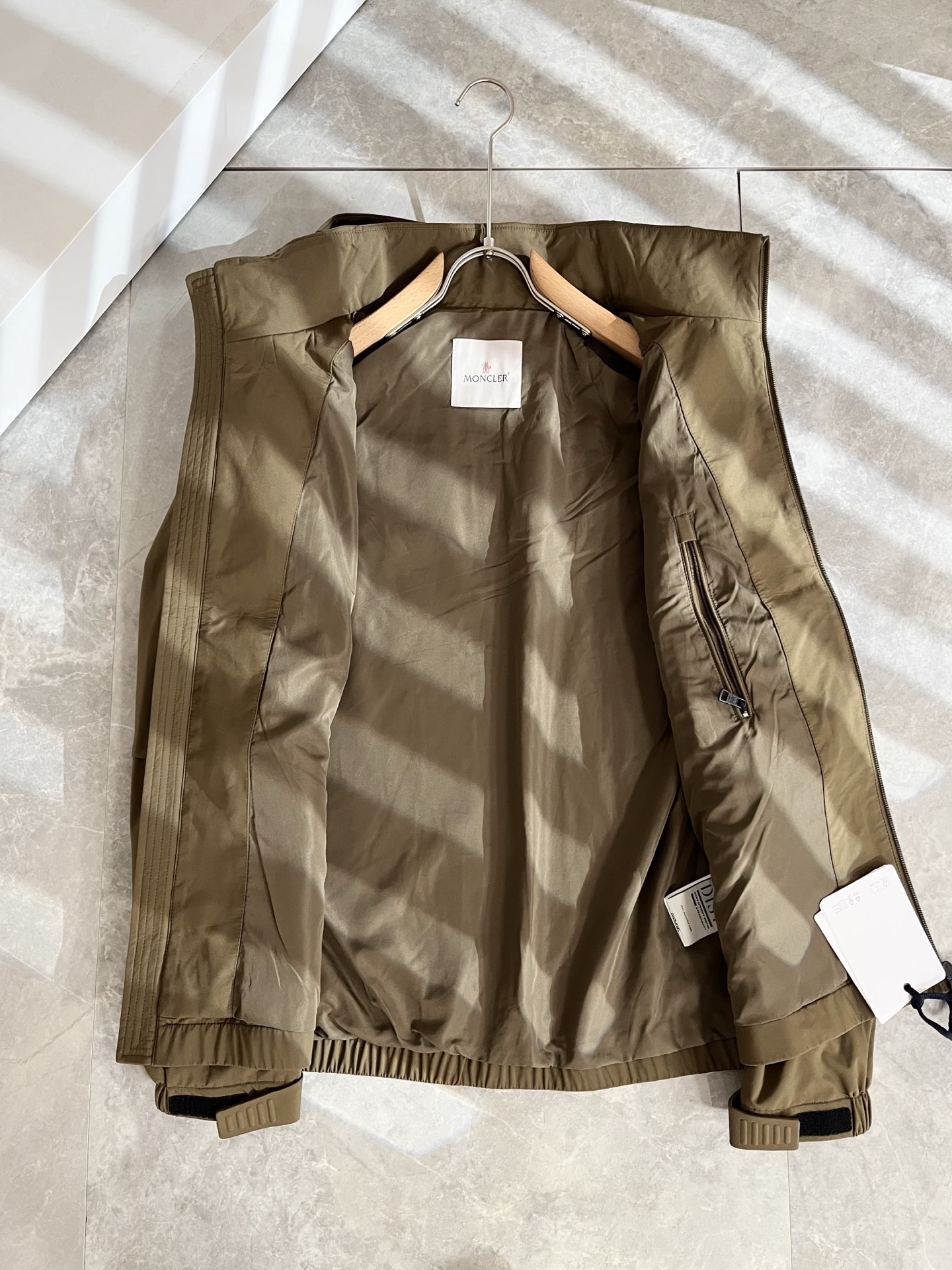 Monc*ler蒙*口2025秋冬经典夹克外套，都市时尚休闲款！面料超软面料帅酷爆款夹克外套。时尚都市百