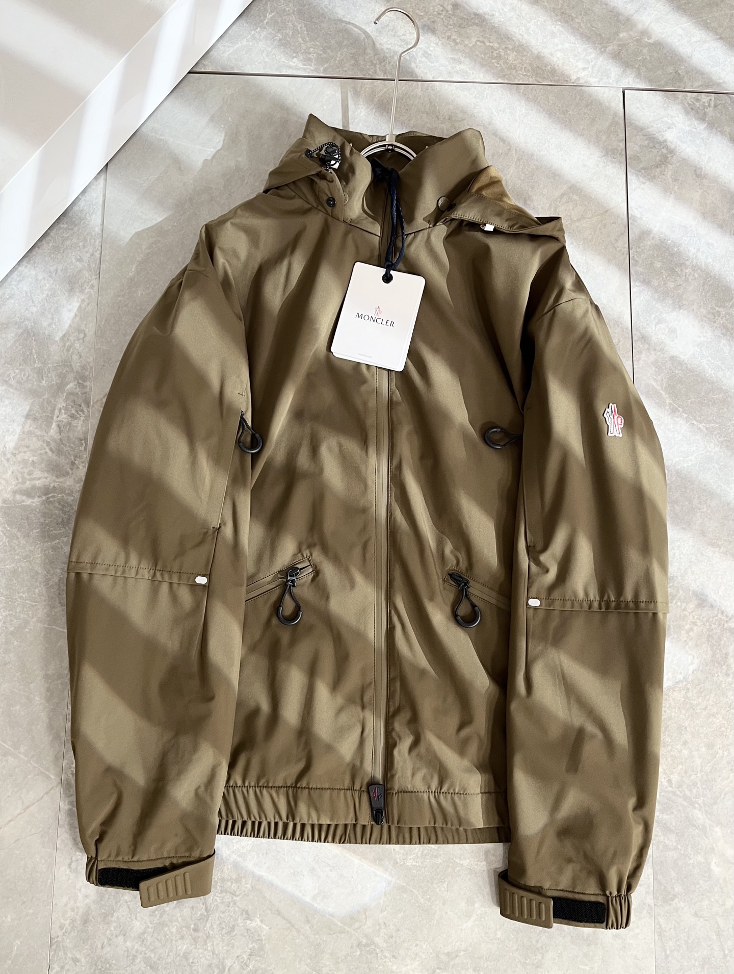 Monc*ler蒙*口2025秋冬经典夹克外套，都市时尚休闲款！面料超软面料帅酷爆款夹克外套。时尚都市百