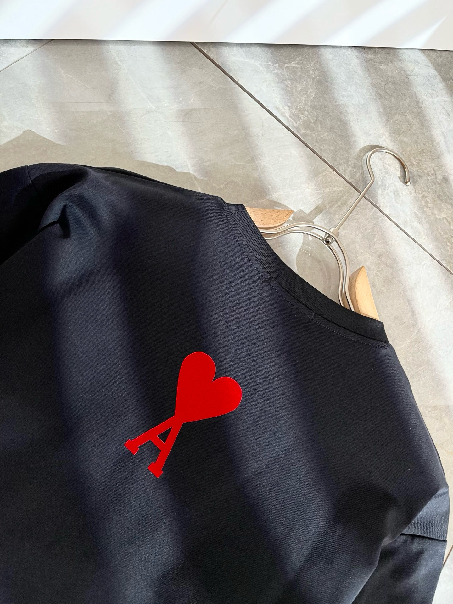 AMI 2025春夏新款男女同款👫短袖T恤，最新款全网独家首上！！~既经典有时尚百搭，谁不爱啊，将经典再