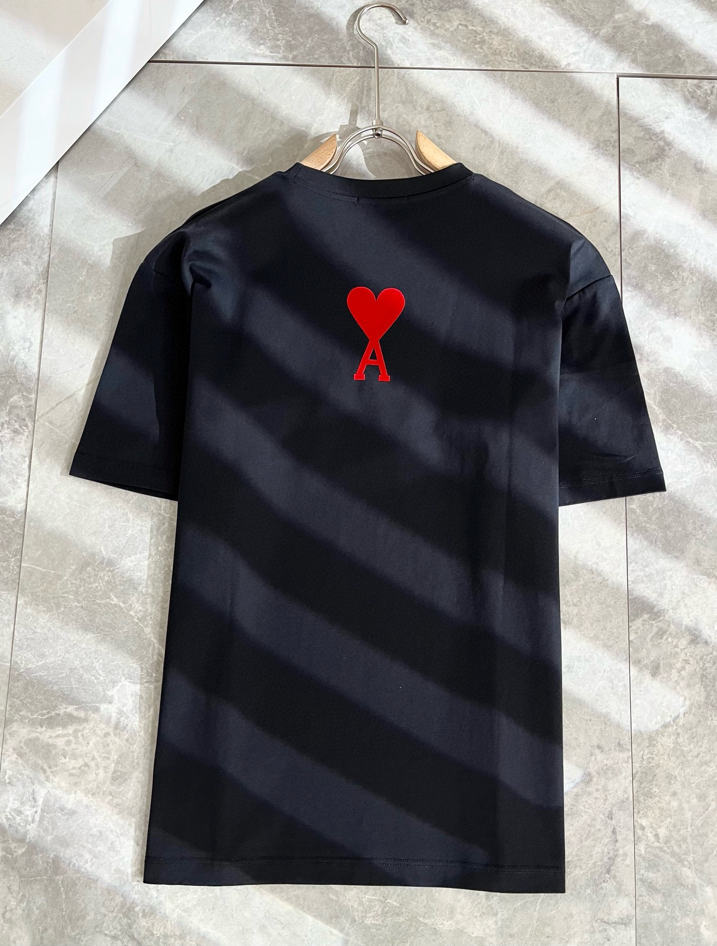 AMI 2025春夏新款男女同款👫短袖T恤，最新款全网独家首上！！~既经典有时尚百搭，谁不爱啊，将经典再