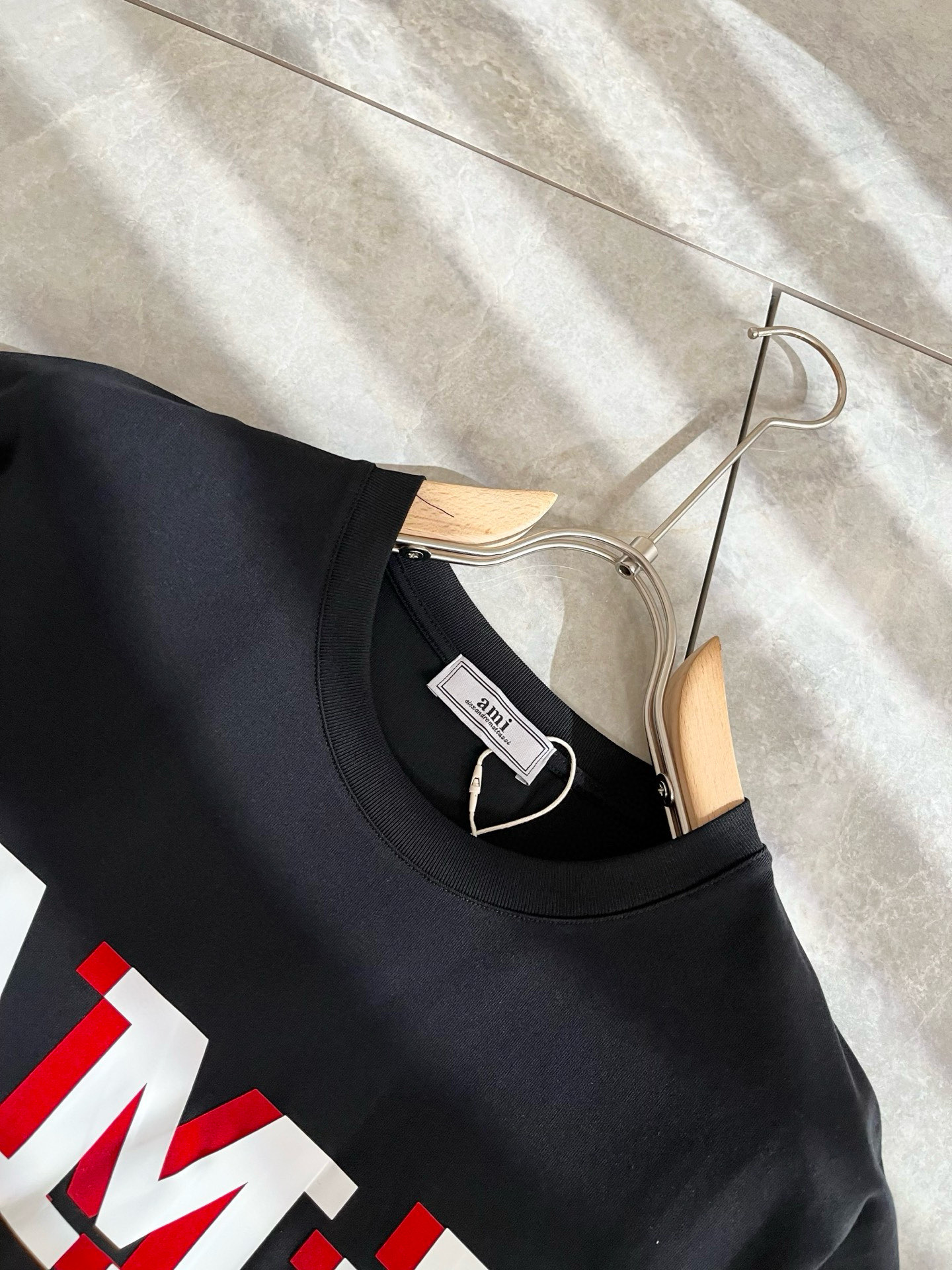 AMI 2025春夏新款男女同款👫短袖T恤，最新款全网独家首上！！~既经典有时尚百搭，谁不爱啊，将经典再