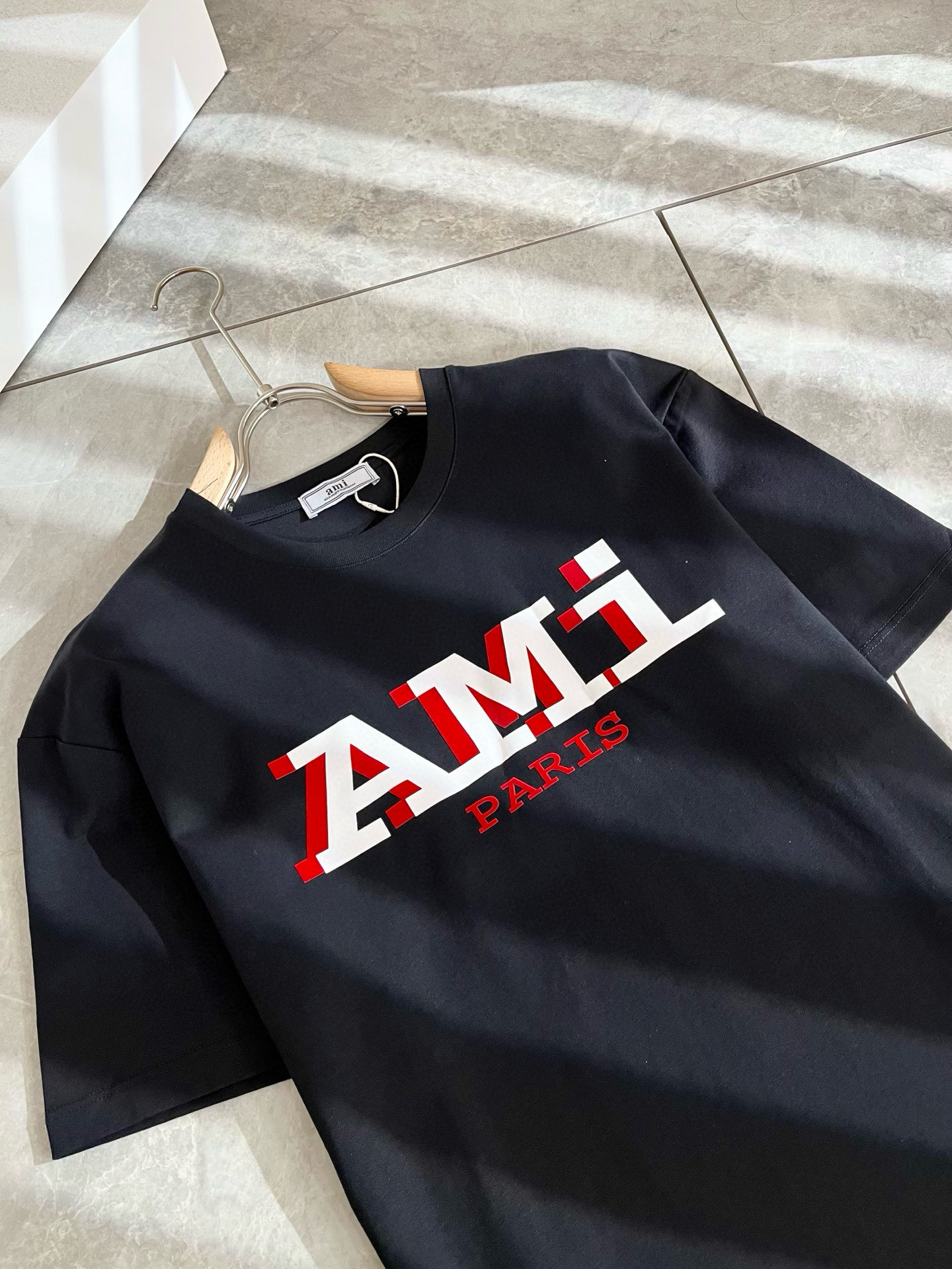 AMI 2025春夏新款男女同款👫短袖T恤，最新款全网独家首上！！~既经典有时尚百搭，谁不爱啊，将经典再