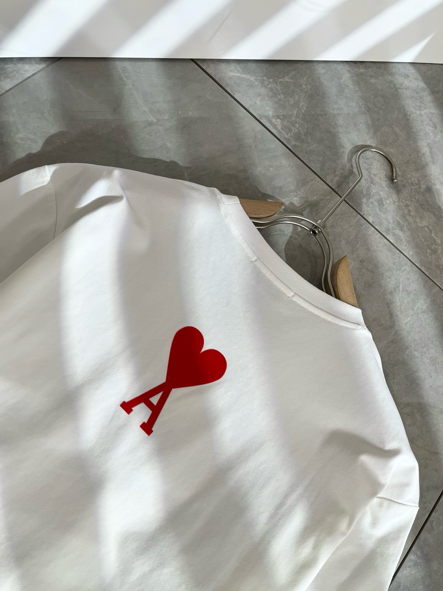 AMI 2025春夏新款男女同款👫短袖T恤，最新款全网独家首上！！~既经典有时尚百搭，谁不爱啊，将经典再