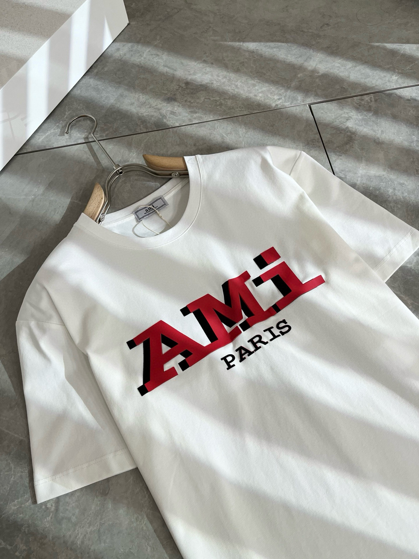 AMI 2025春夏新款男女同款👫短袖T恤，最新款全网独家首上！！~既经典有时尚百搭，谁不爱啊，将经典再