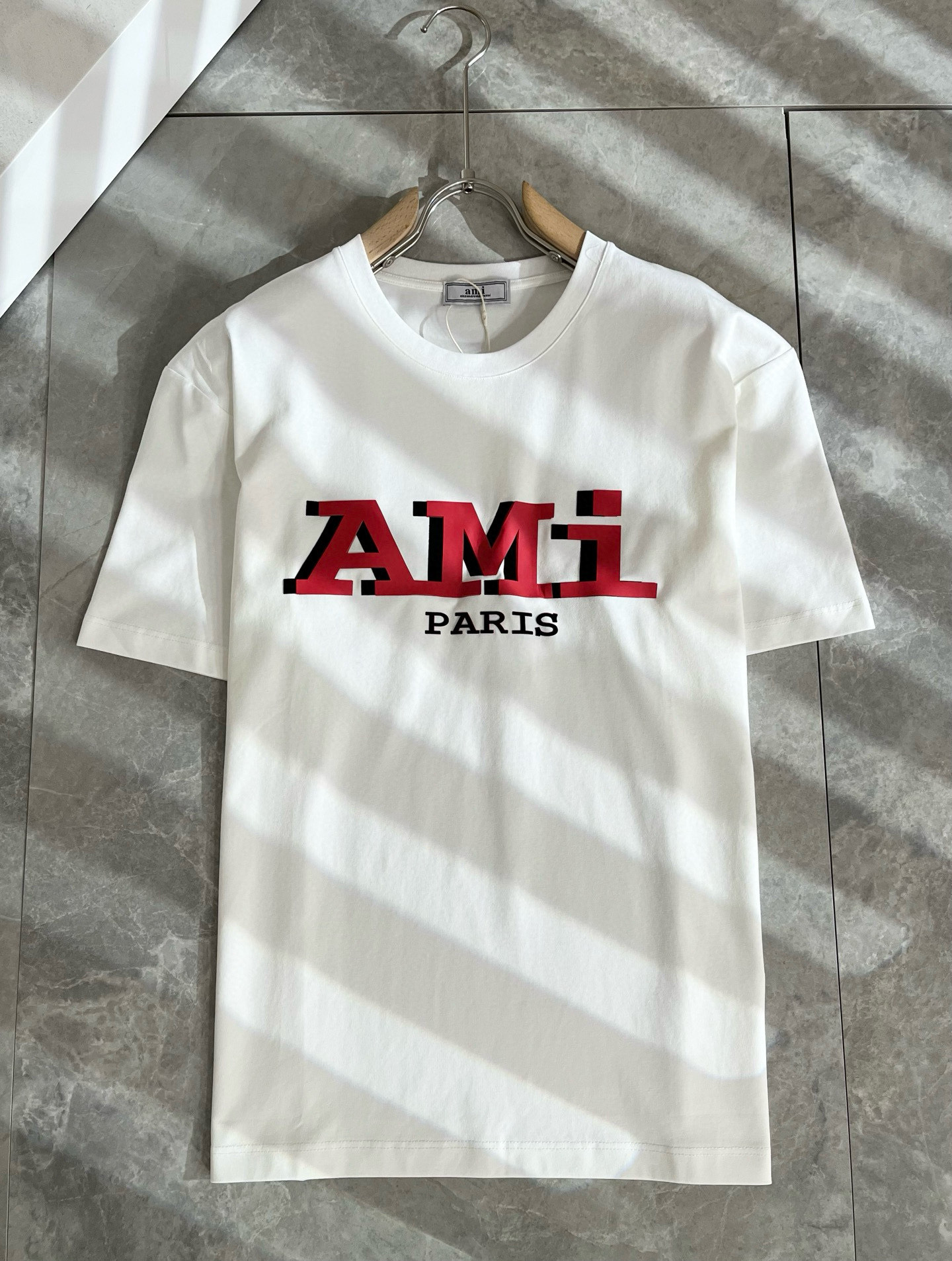 AMI 2025春夏新款男女同款👫短袖T恤，最新款全网独家首上！！~既经典有时尚百搭，谁不爱啊，将经典再