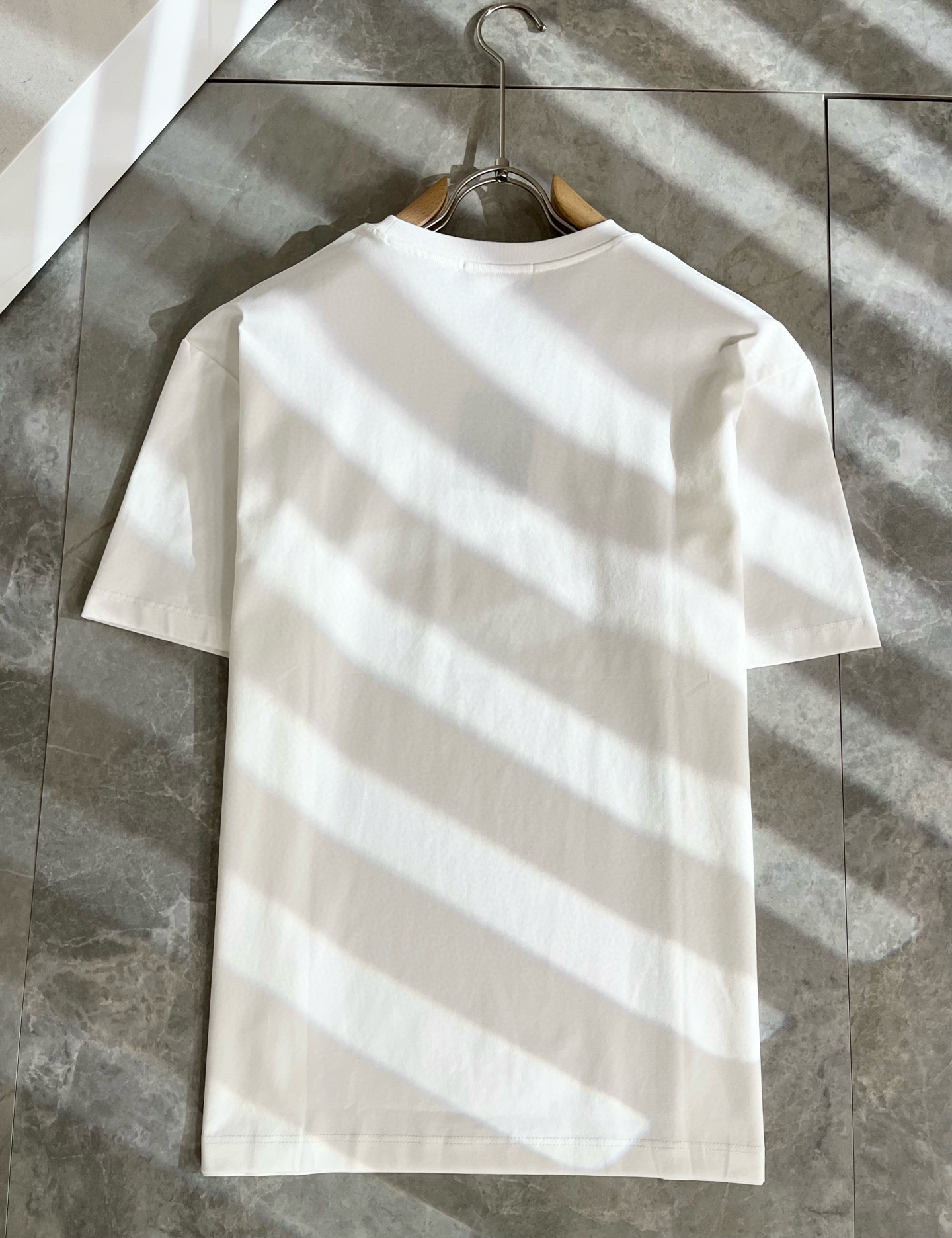 LouisVuitt*路易*登 2025春夏全新系列单品上线，非常时髦前卫的一款男女同款短袖T恤，标识l