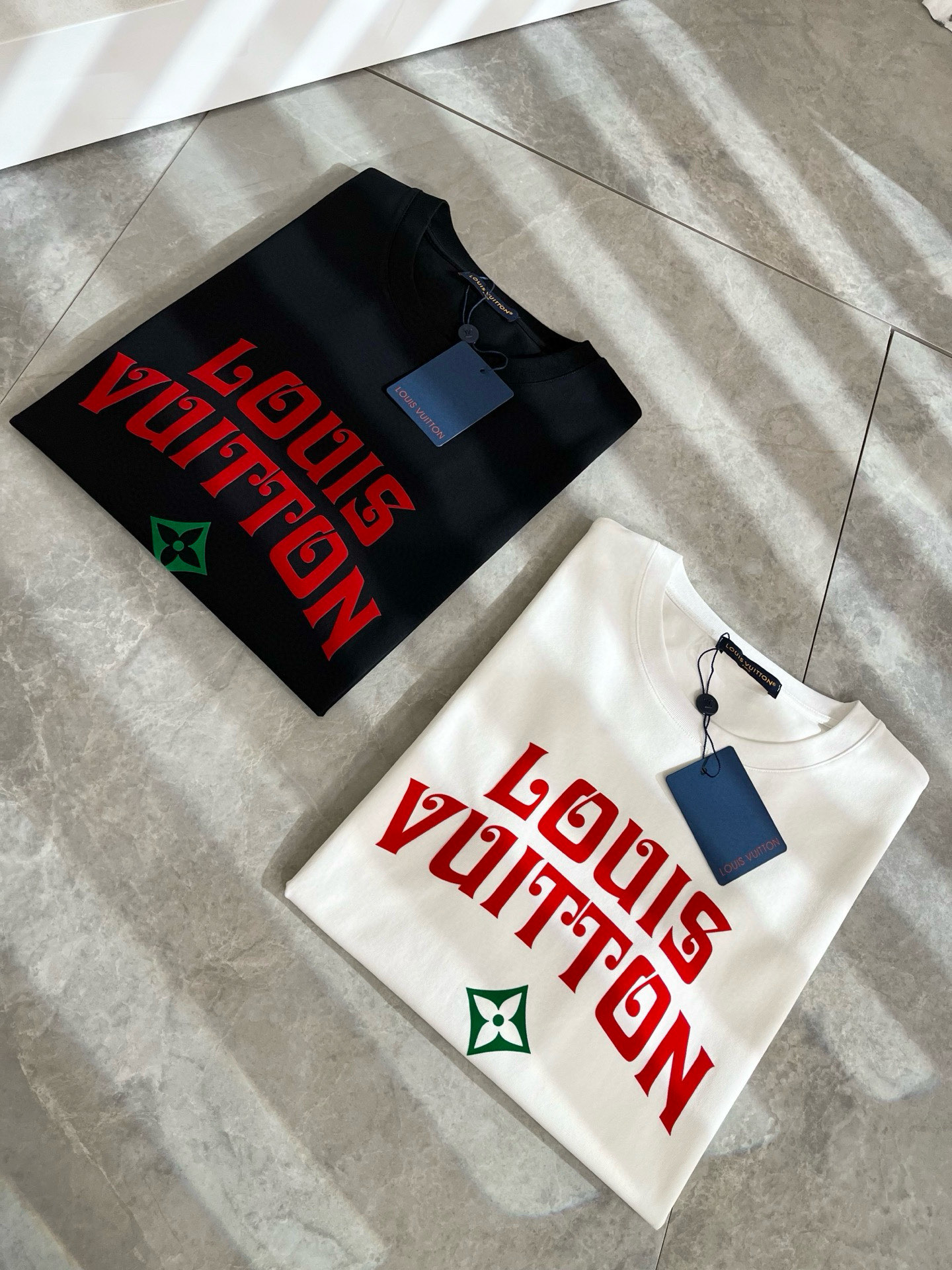 LouisVuitt*路易*登 2025春夏全新系列单品上线，非常时髦前卫的一款男女同款短袖T恤，标识l