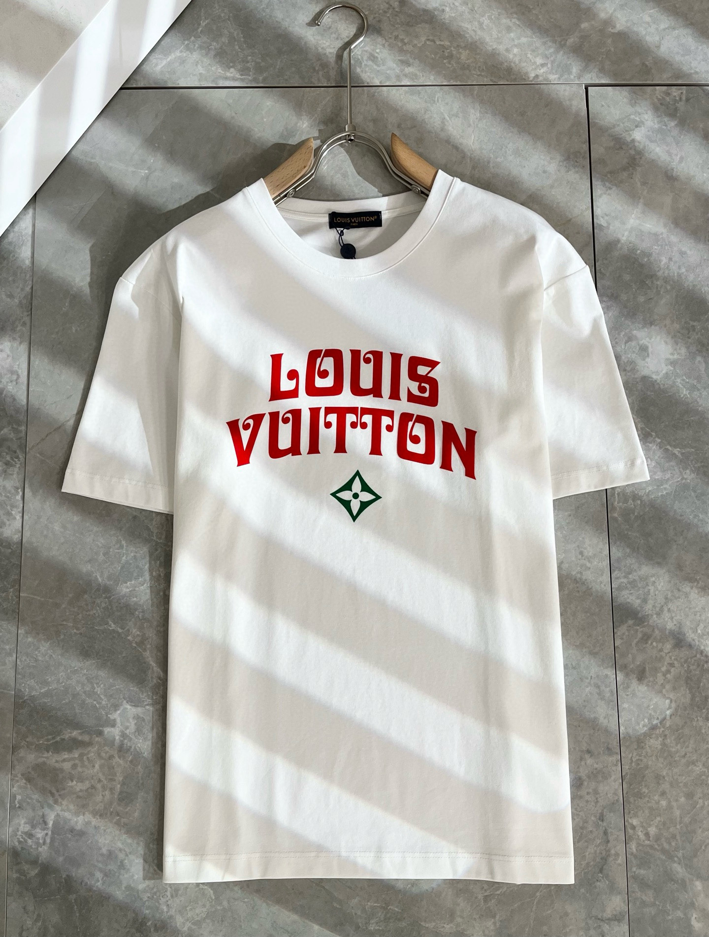 LouisVuitt*路易*登 2025春夏全新系列单品上线，非常时髦前卫的一款男女同款短袖T恤，标识l