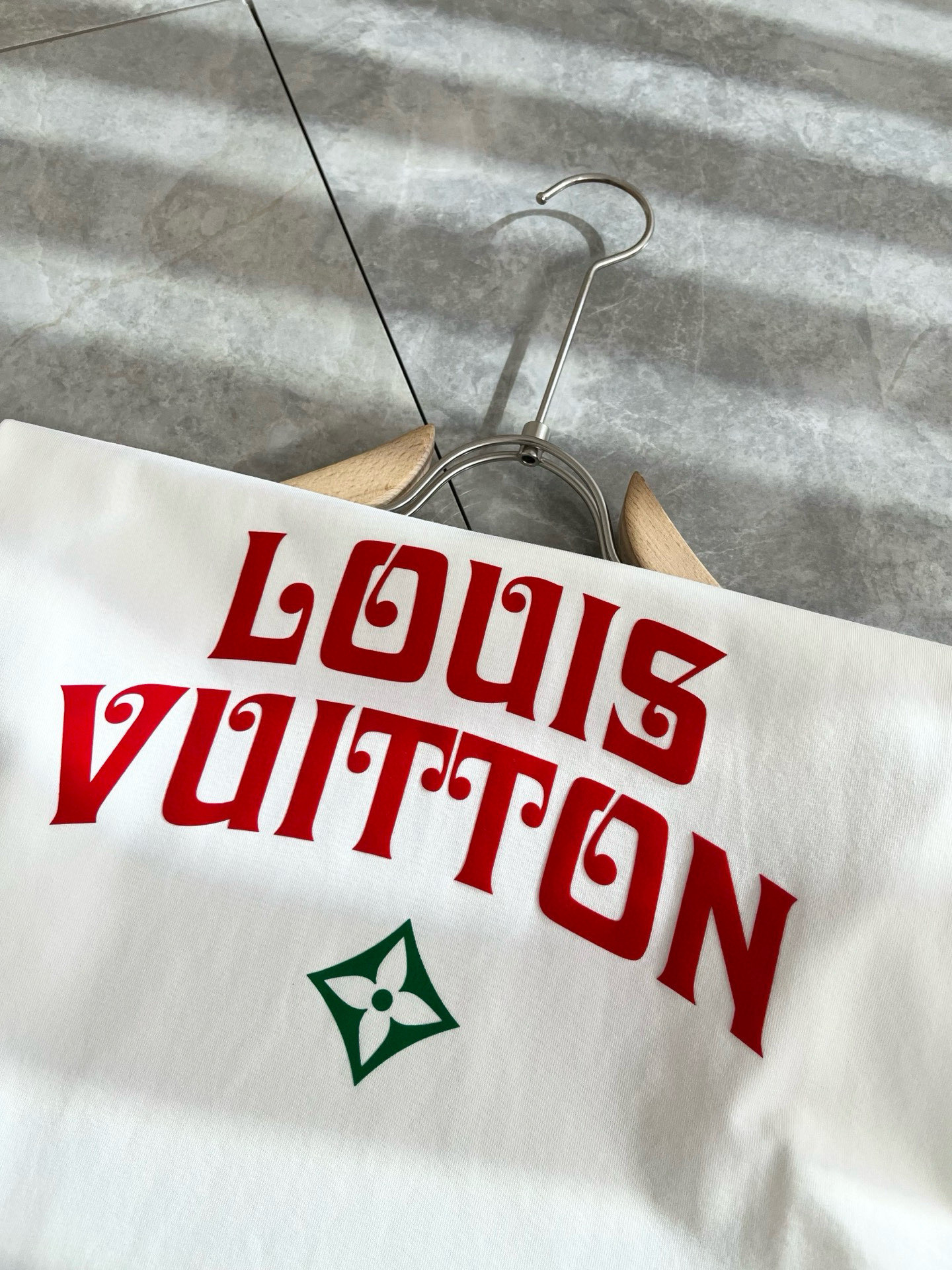 LouisVuitt*路易*登 2025春夏全新系列单品上线，非常时髦前卫的一款男女同款短袖T恤，标识l