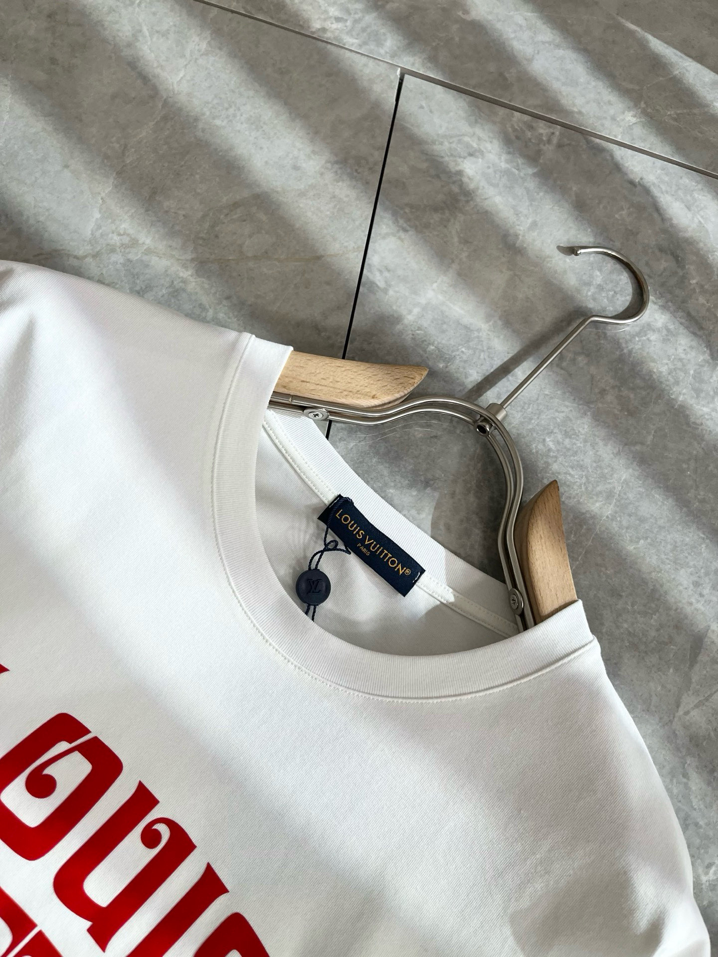 LouisVuitt*路易*登 2025春夏全新系列单品上线，非常时髦前卫的一款男女同款短袖T恤，标识l