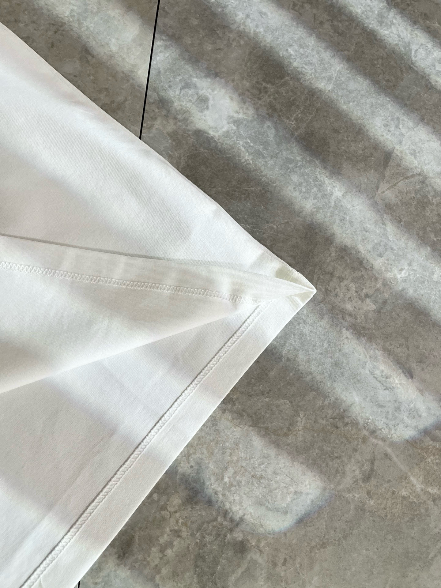 LouisVuitt*路易*登 2025春夏全新系列单品上线，非常时髦前卫的一款男女同款短袖T恤，标识l