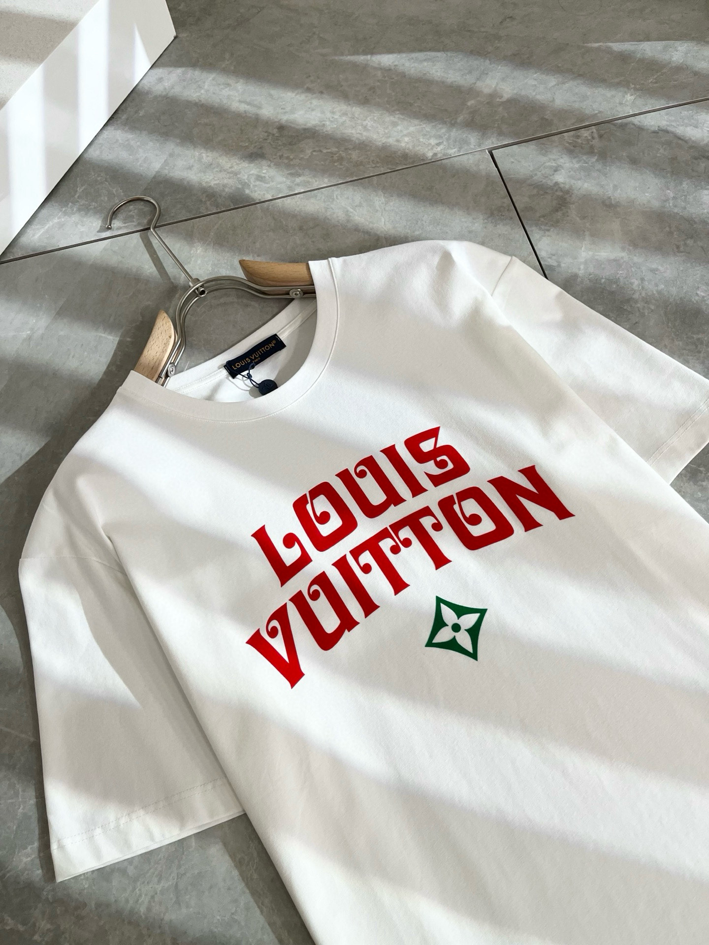 LouisVuitt*路易*登 2025春夏全新系列单品上线，非常时髦前卫的一款男女同款短袖T恤，标识l