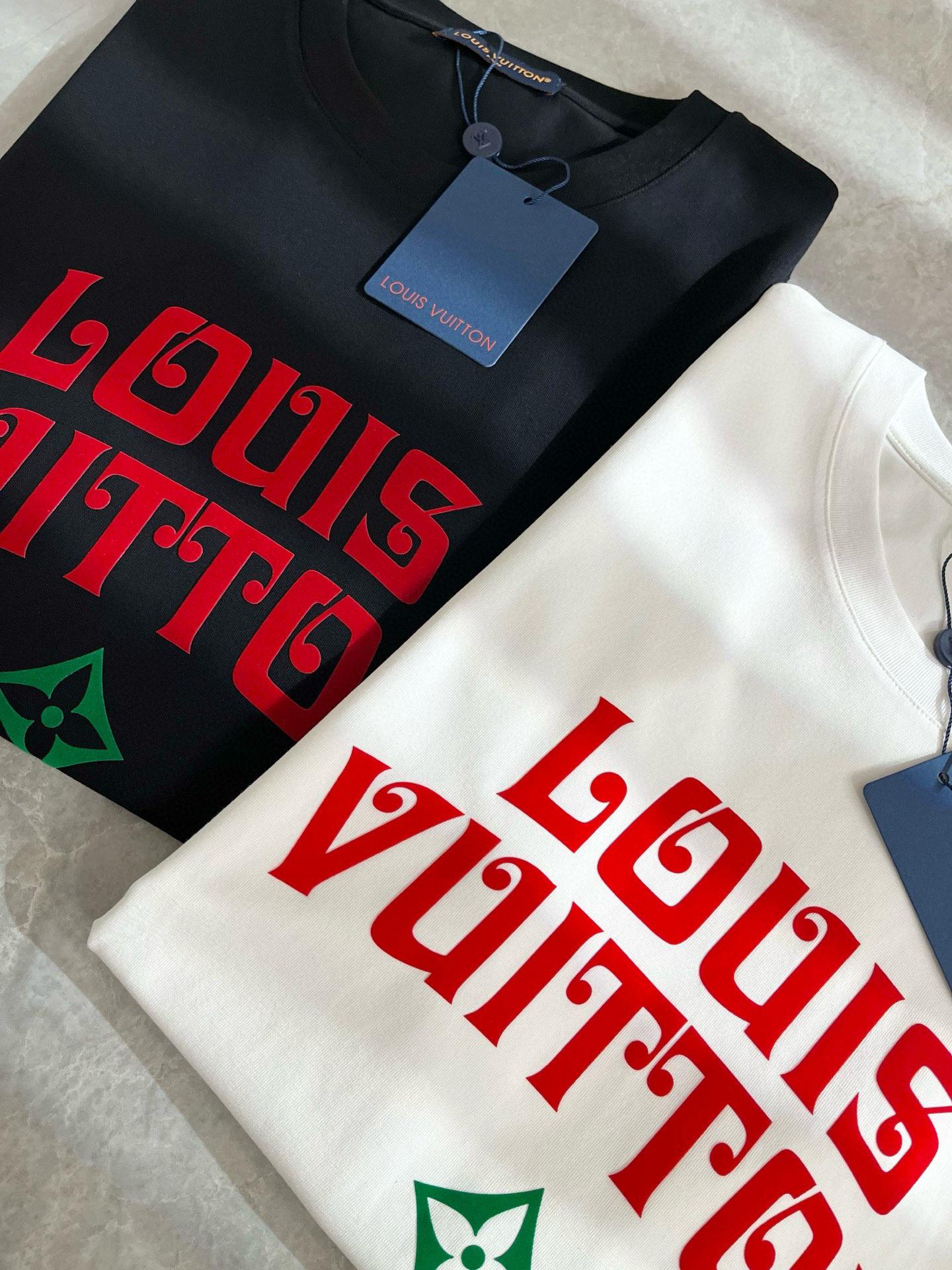 LouisVuitt*路易*登 2025春夏全新系列单品上线，非常时髦前卫的一款男女同款短袖T恤，标识l
