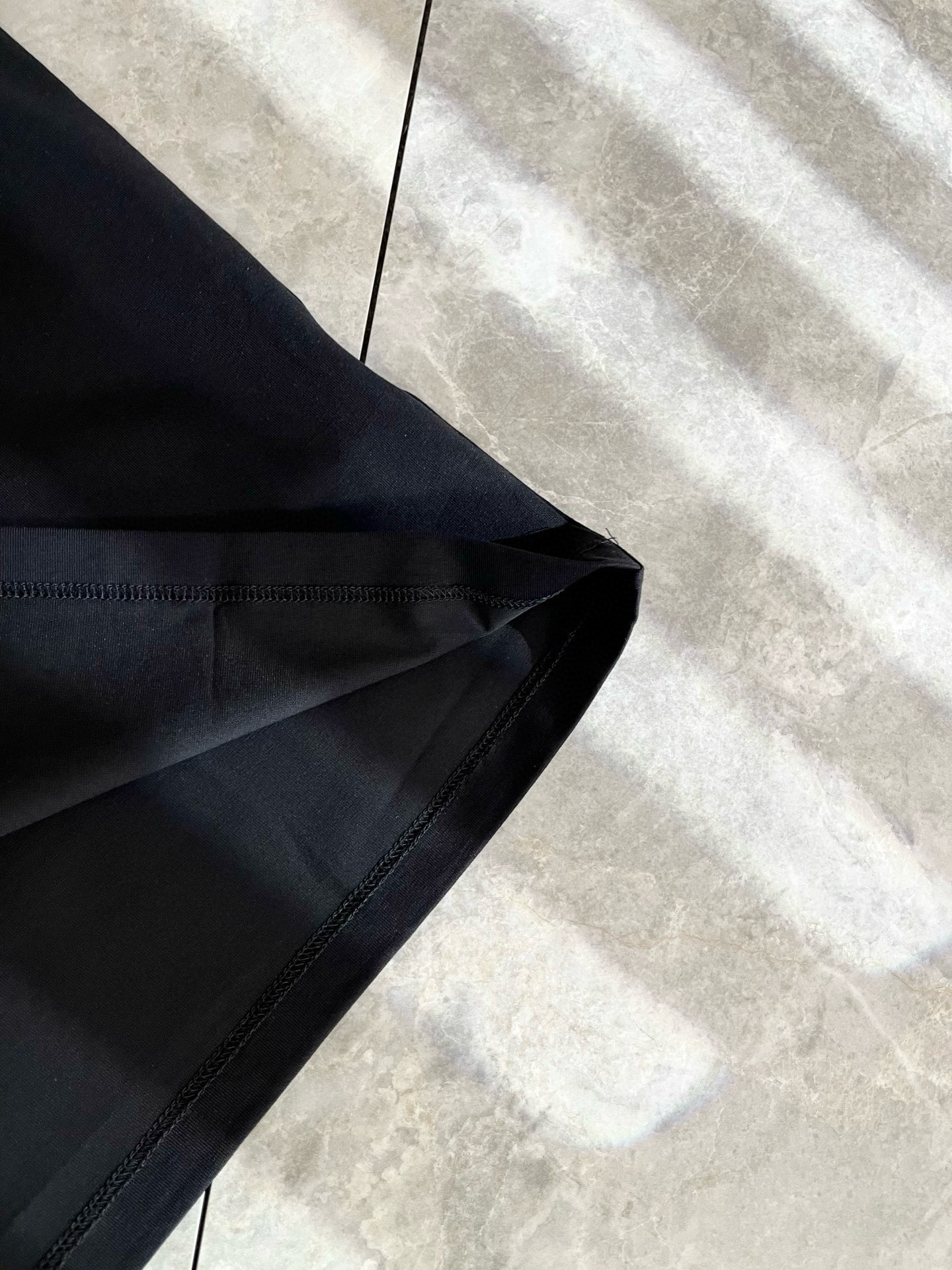 LouisVuitt*路易*登 2025春夏全新系列单品上线，非常时髦前卫的一款男女同款短袖T恤，标识l