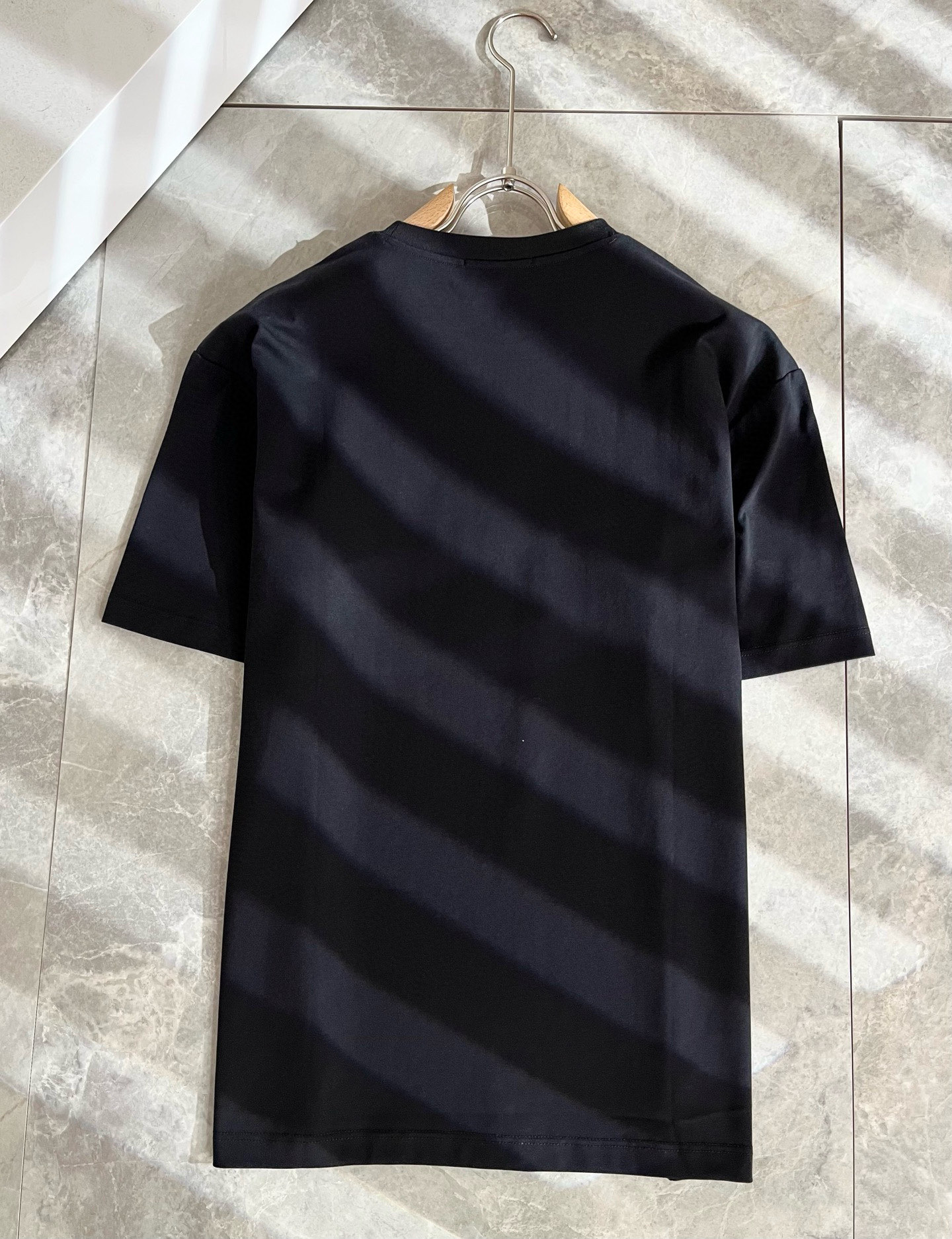 LouisVuitt*路易*登 2025春夏全新系列单品上线，非常时髦前卫的一款男女同款短袖T恤，标识l