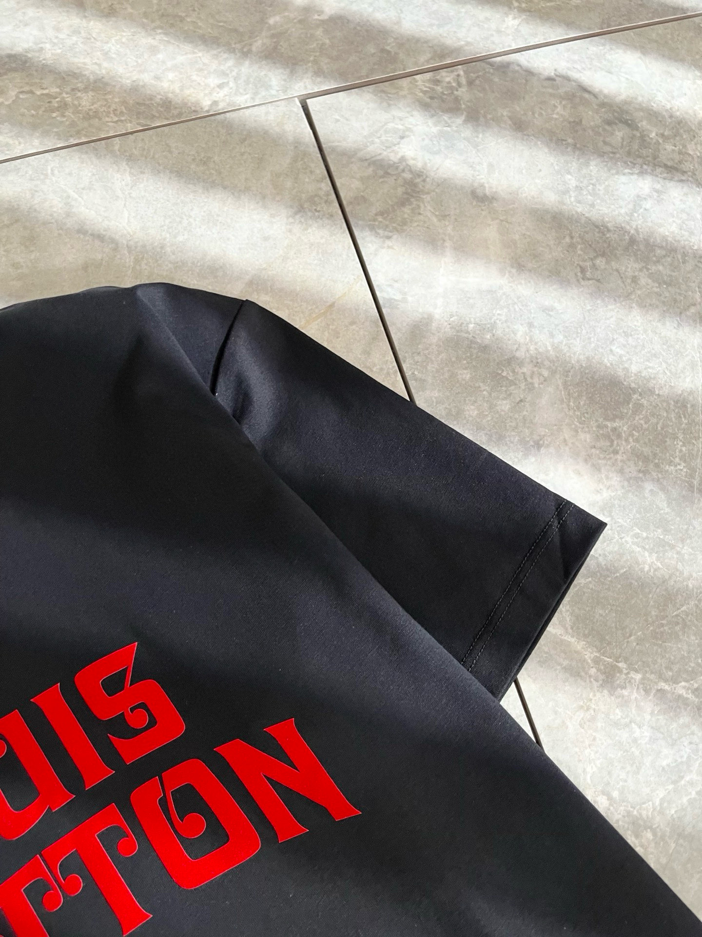 LouisVuitt*路易*登 2025春夏全新系列单品上线，非常时髦前卫的一款男女同款短袖T恤，标识l