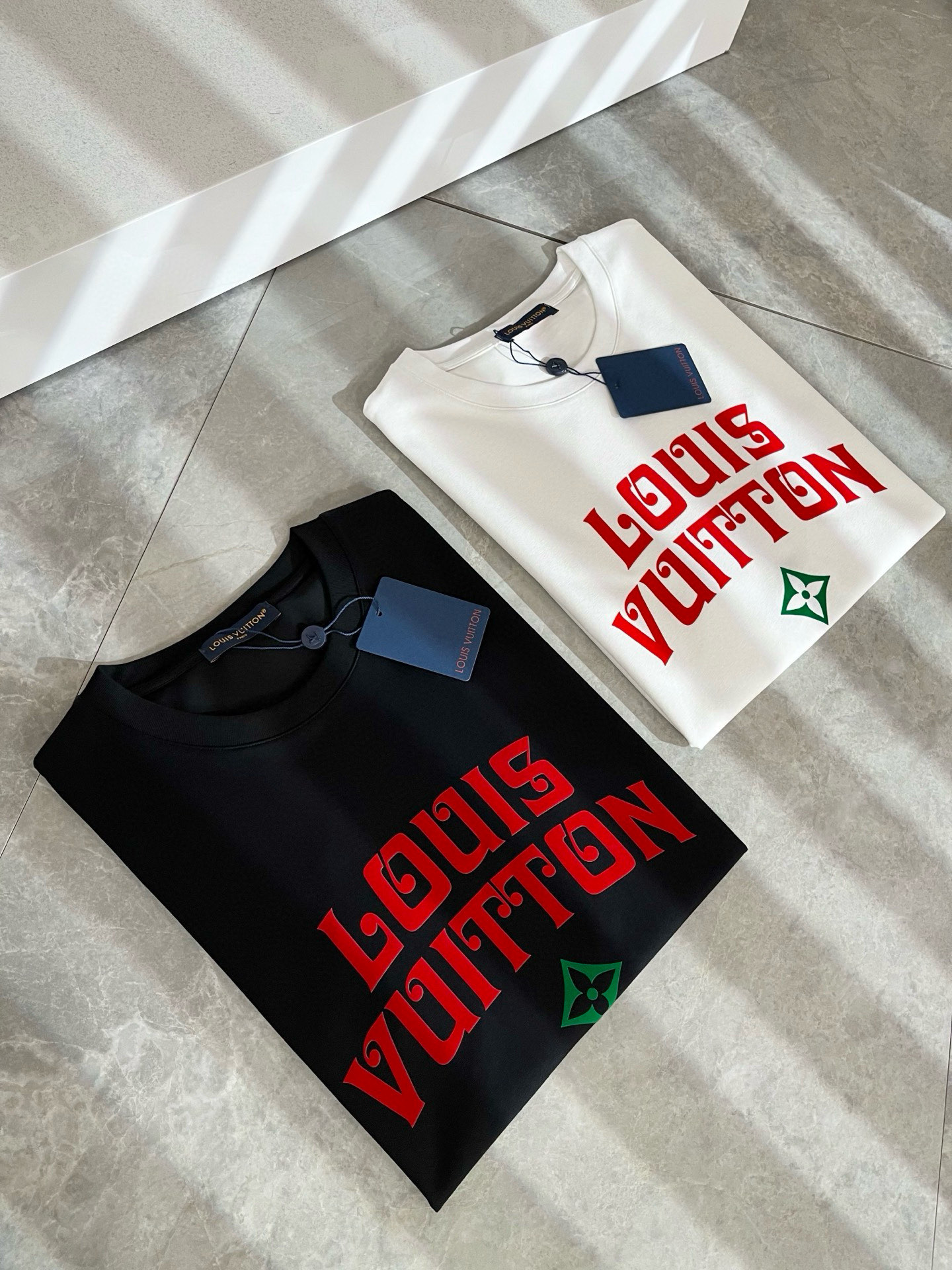 LouisVuitt*路易*登 2025春夏全新系列单品上线，非常时髦前卫的一款男女同款短袖T恤，标识l