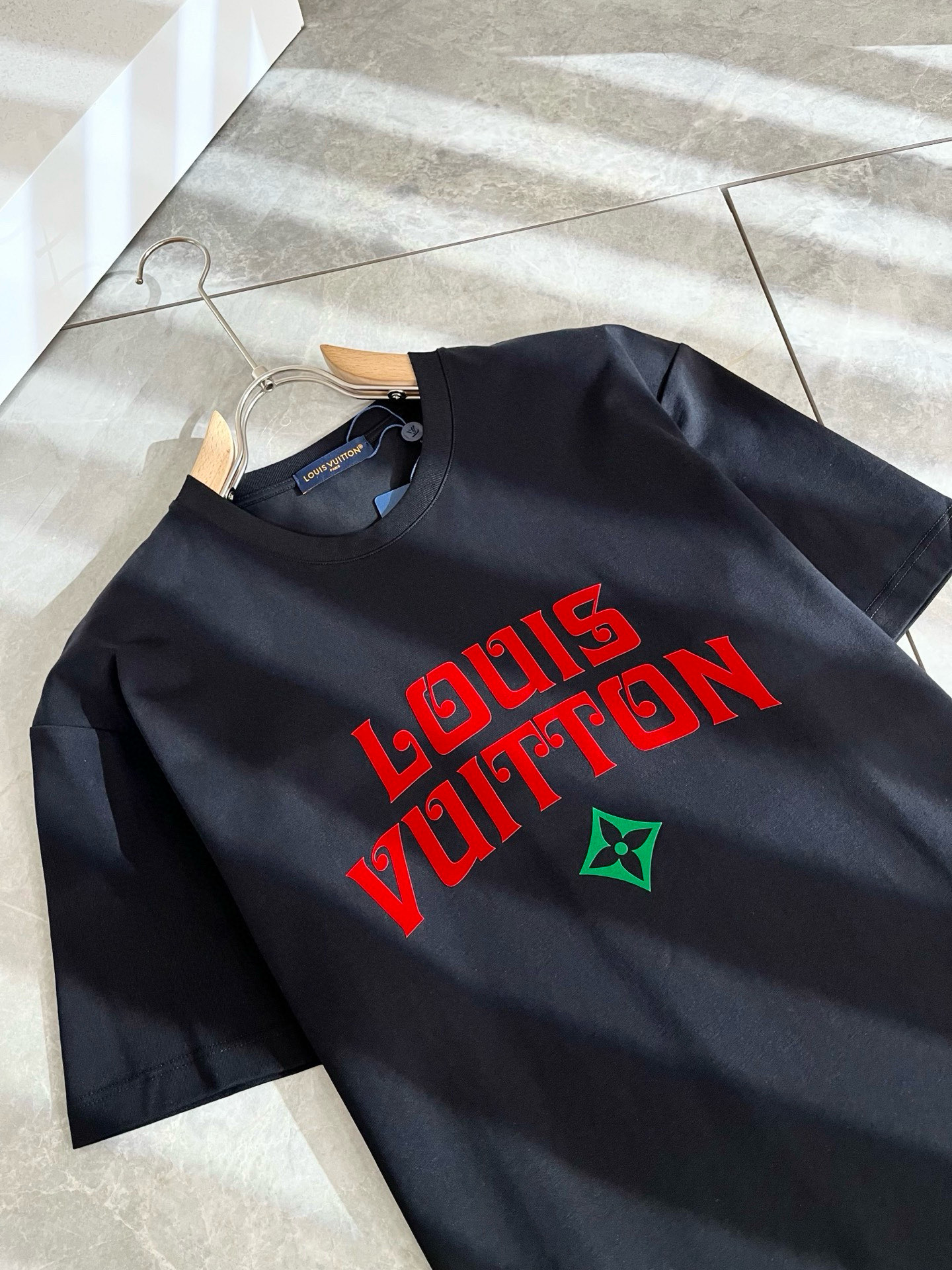 LouisVuitt*路易*登 2025春夏全新系列单品上线，非常时髦前卫的一款男女同款短袖T恤，标识l