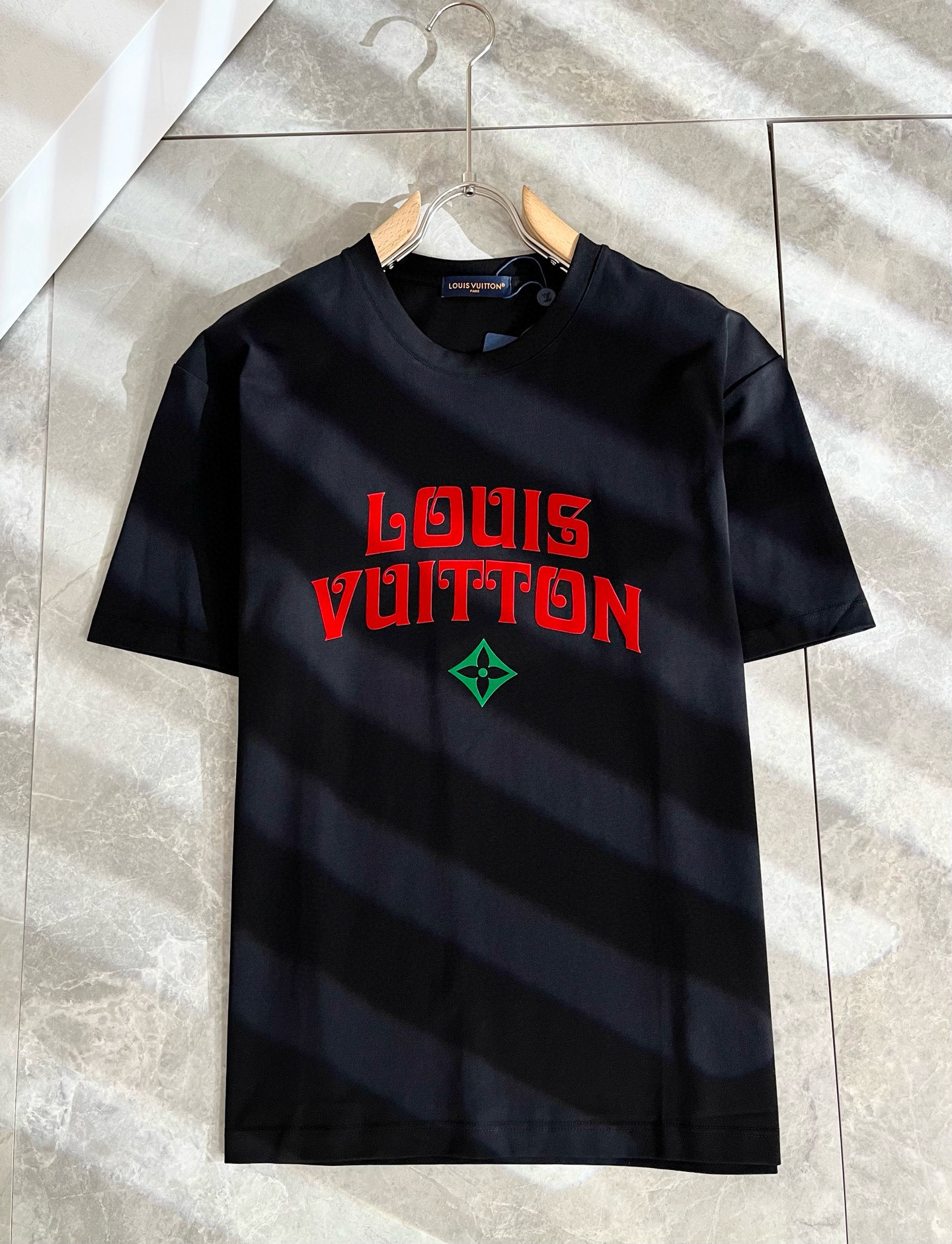 LouisVuitt*路易*登 2025春夏全新系列单品上线，非常时髦前卫的一款男女同款短袖T恤，标识l