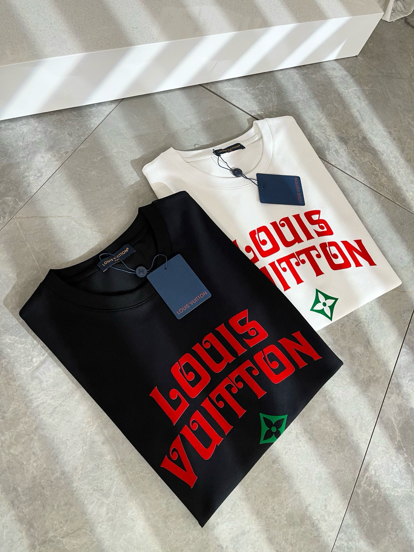 LouisVuitt*路易*登 2025春夏全新系列单品上线，非常时髦前卫的一款男女同款短袖T恤，标识l