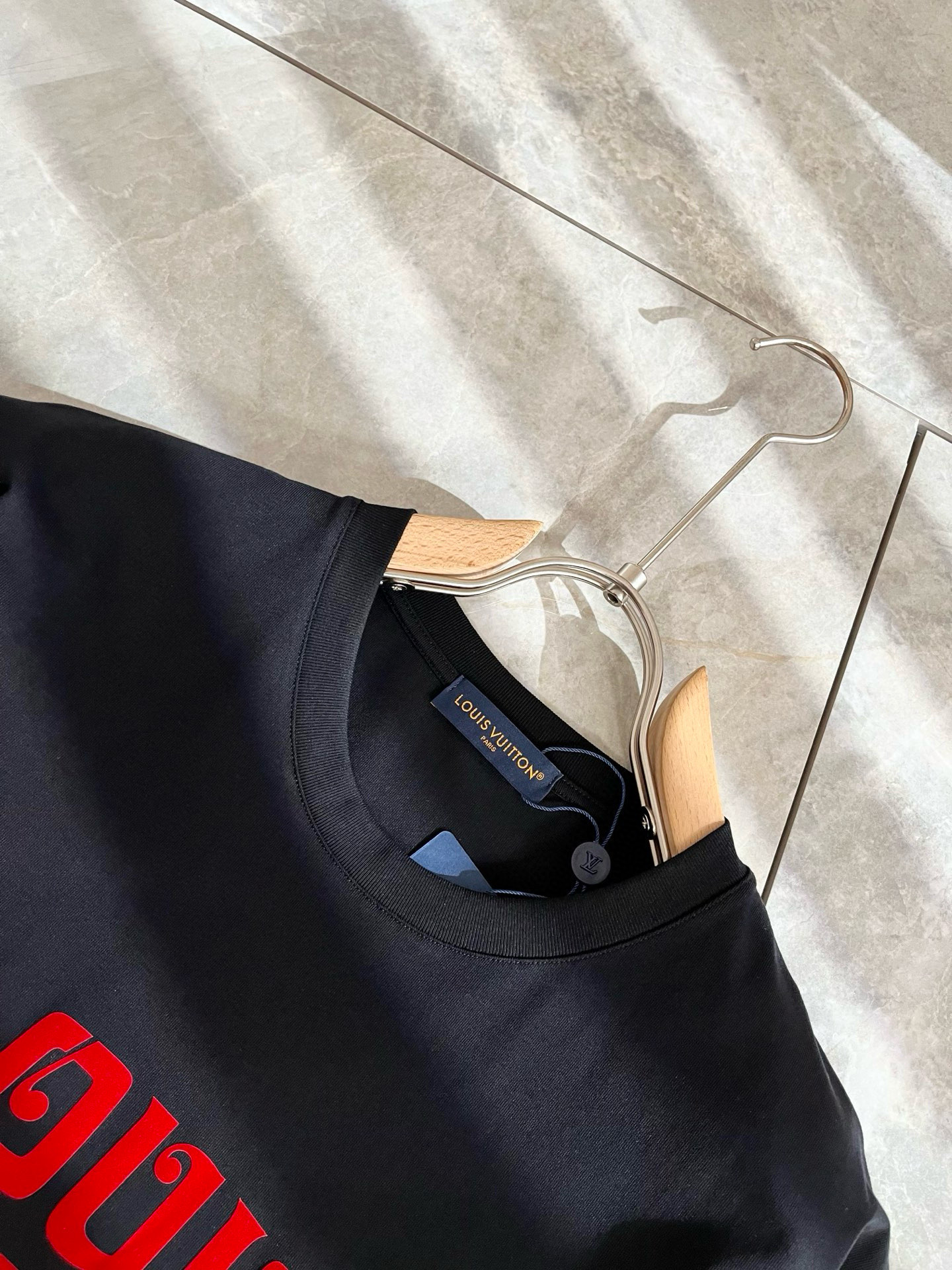 LouisVuitt*路易*登 2025春夏全新系列单品上线，非常时髦前卫的一款男女同款短袖T恤，标识l