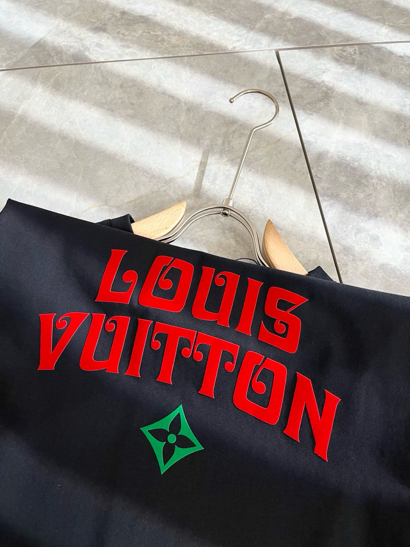 LouisVuitt*路易*登 2025春夏全新系列单品上线，非常时髦前卫的一款男女同款短袖T恤，标识l