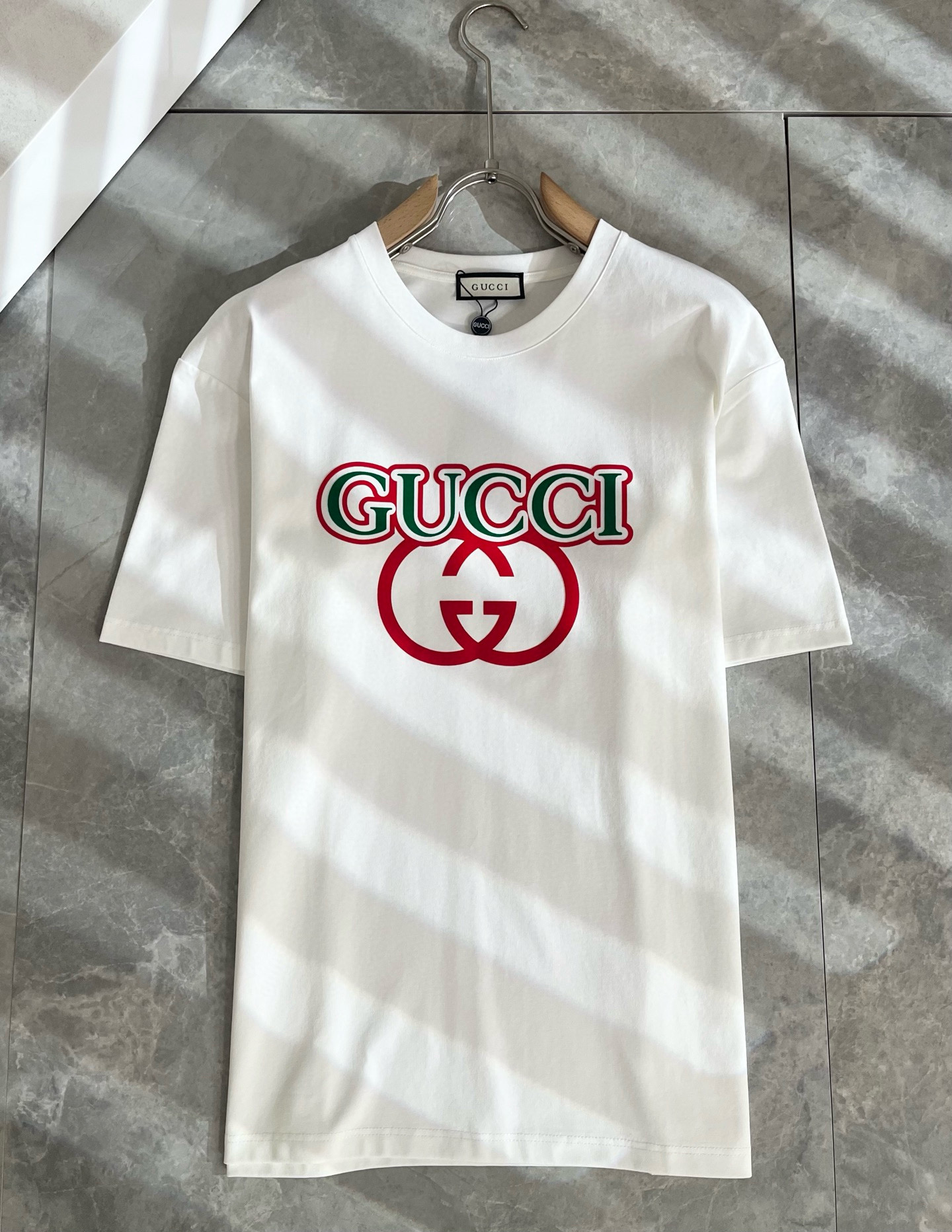 Gucc*古家 2025春夏新款男女同情侣款👫休闲宽松棉质圆领短袖T恤衫！贸易公司渠道稀出，同步官网发售