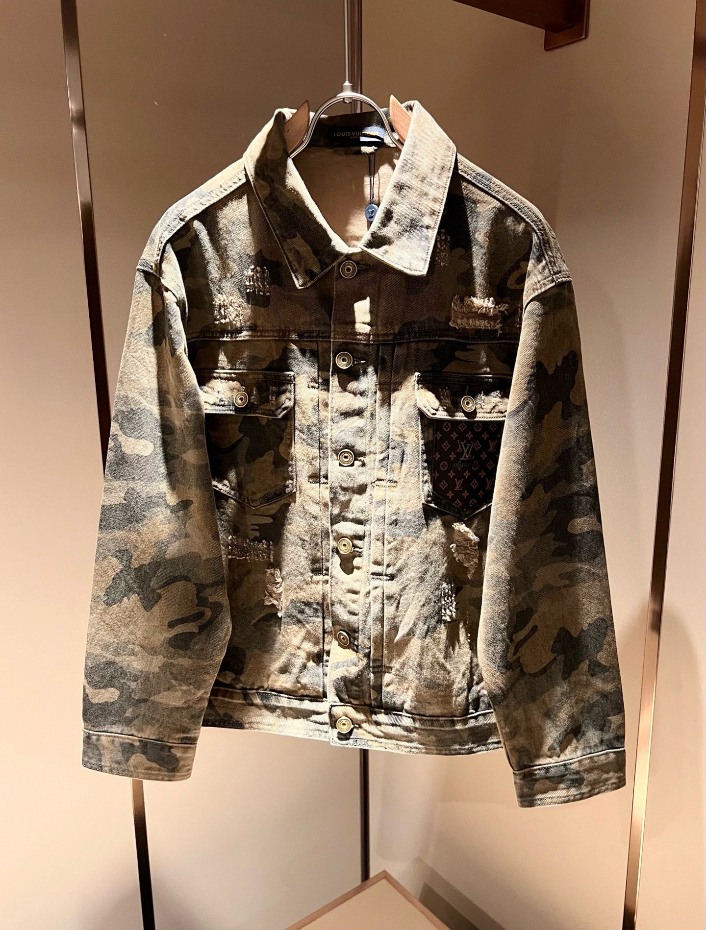 NO:523336,Louis Vuit*on 2025 autumn and winter new light luxury men and women's same denim jacket jacket, the new high-end of the Louis family, the details and quality are always flawless, heavy industry washing design!  Creative design of leather logo pattern on chest!  If you don’t buy a few Louis items this spring, you are not considered a fashion expert. It interprets Louis’ iconic elements, which are really something that everyone loves. It is super soft and tough, and has excellent breathability. It comes from world-class trade-level OEM channels, with extremely rare quantity and no help after selling out. It is clean and neat. This is the special skill of the Louis family and the latest craftsmanship this quarter. The degree of meticulousness has reached the top, and the loose three-dimensional tailoring design is a unique one. It is a fusion of luxury and fashion!  Size M-4XL, louis vuitton,louis vuitton,jackets & coats,jackets & coats,alexander wang19860909Louis Vuit*on 路易*登 2025秋冬新款轻奢男女同款牛仔夹克外套,路易家族的新高端,细节品质永远的那么完美无瑕,重工洗水设计！胸前皮革logo图案创意设计！今年春季节没有入手几件路易你算不上时尚达人.诠释路易的标志性元素,实属人见人爱的东西.超级柔软且具有韧性,透气感也是绝佳.来自世界级贸易级别的代工厂渠道,数量极其稀少售完无补.干净俐落.这是路易家族的看家绝活也是本季度的最新工艺.细致化程度已经达到顶端了,宽松立体剪裁的版型设计堪称一绝.属于奢华与时尚的融合！尺码M-4XL,,louis vuitton,louis vuitton,jackets & coats,jackets & coats,alexander wang,Men's clothing