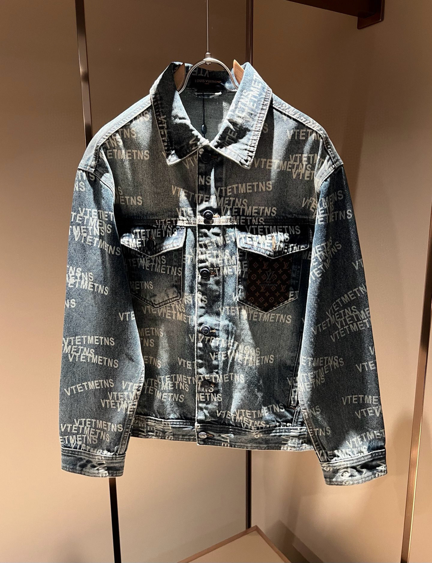 NO:523330,Louis Vuit*on 2025 autumn and winter new light luxury men and women's same denim jacket jacket, the new high-end of the Louis family, the details and quality are always flawless, heavy industry washing design!  Creative design of leather logo pattern on chest!  If you don’t buy a few Louis items this spring, you are not considered a fashion expert. It interprets Louis’ iconic elements, which are really something that everyone loves. It is super soft and tough, and has excellent breathability. It comes from world-class trade-level OEM channels, with extremely rare quantity and no help after selling out. It is clean and neat. This is the special skill of the Louis family and the latest craftsmanship this quarter. The degree of meticulousness has reached the top, and the loose three-dimensional tailoring design is a unique one. It is a fusion of luxury and fashion!  Size M-4XL, louis vuitton,louis vuitton,jackets & coats,jackets & coats,alexander wang19860909Louis Vuit*on 路易*登 2025秋冬新款轻奢男女同款牛仔夹克外套,路易家族的新高端,细节品质永远的那么完美无瑕,重工洗水设计！胸前皮革logo图案创意设计！今年春季节没有入手几件路易你算不上时尚达人.诠释路易的标志性元素,实属人见人爱的东西.超级柔软且具有韧性,透气感也是绝佳.来自世界级贸易级别的代工厂渠道,数量极其稀少售完无补.干净俐落.这是路易家族的看家绝活也是本季度的最新工艺.细致化程度已经达到顶端了,宽松立体剪裁的版型设计堪称一绝.属于奢华与时尚的融合！尺码M-4XL,,louis vuitton,louis vuitton,jackets & coats,jackets & coats,alexander wang,Men's clothing