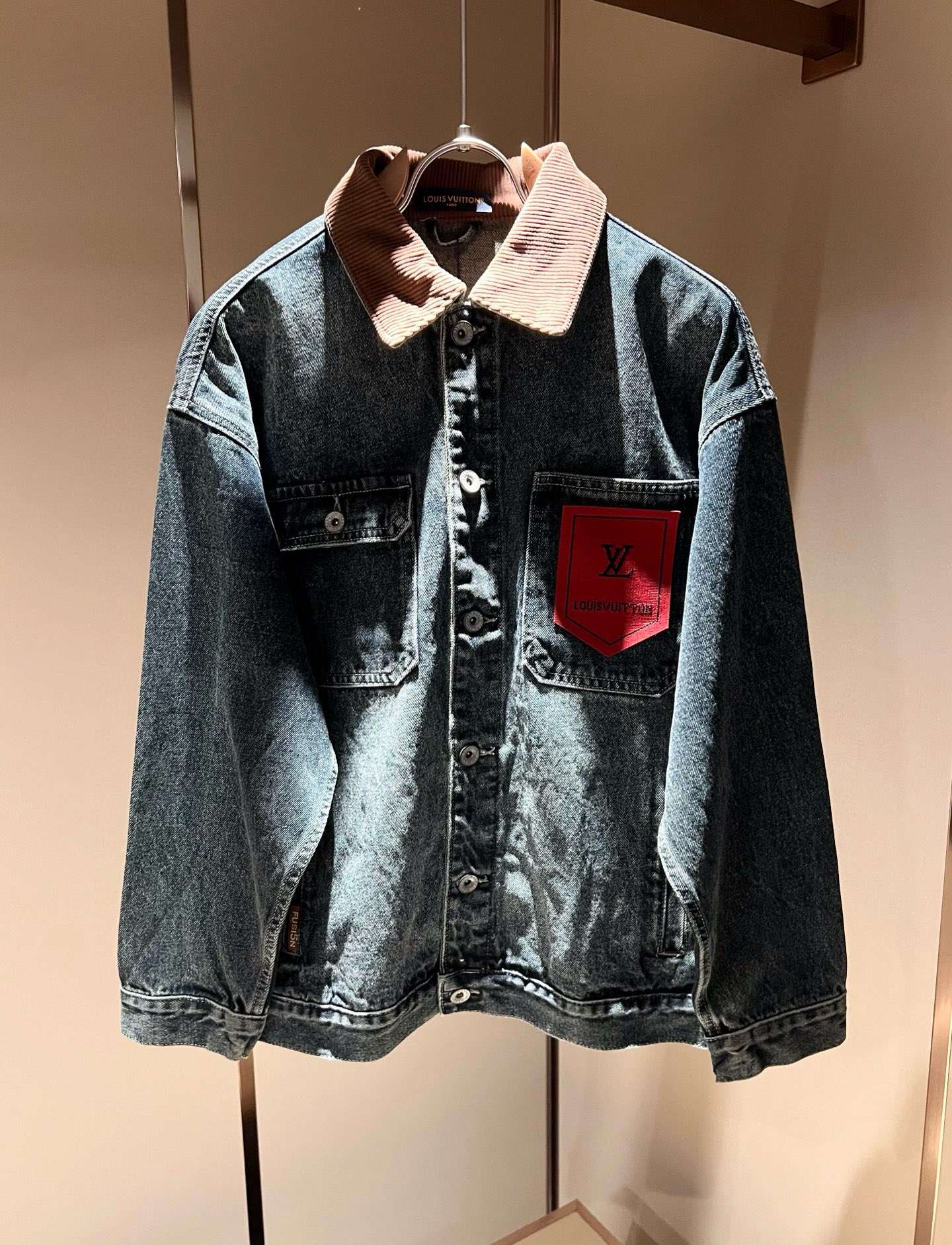 NO:523327,Louis Vuit*on 2025 autumn and winter new light luxury men and women's same denim jacket jacket, the new high-end of the Louis family, the details and quality are always flawless, heavy industry washing design!  Creative design of chest logo pattern!  If you don’t buy a few Louis items this spring, you are not considered a fashion expert. It interprets Louis’ iconic elements, which are really something that everyone loves. It is super soft and tough, and has excellent breathability. It comes from world-class trade-level OEM channels, with extremely rare quantity and no help after selling out. It is clean and neat. This is the special skill of the Louis family and the latest craftsmanship this quarter. The degree of meticulousness has reached the top, and the loose three-dimensional tailoring design is a unique one. It is a fusion of luxury and fashion!  Size M-4XL, louis vuitton,louis vuitton,jackets & coats,jackets & coats,alexander wang19860909Louis Vuit*on 路易*登 2025秋冬新款轻奢男女同款牛仔夹克外套,路易家族的新高端,细节品质永远的那么完美无瑕,重工洗水设计！胸前logo图案创意设计！今年春季节没有入手几件路易你算不上时尚达人.诠释路易的标志性元素,实属人见人爱的东西.超级柔软且具有韧性,透气感也是绝佳.来自世界级贸易级别的代工厂渠道,数量极其稀少售完无补.干净俐落.这是路易家族的看家绝活也是本季度的最新工艺.细致化程度已经达到顶端了,宽松立体剪裁的版型设计堪称一绝.属于奢华与时尚的融合！尺码M-4XL,,louis vuitton,louis vuitton,jackets & coats,jackets & coats,alexander wang,Men's clothing